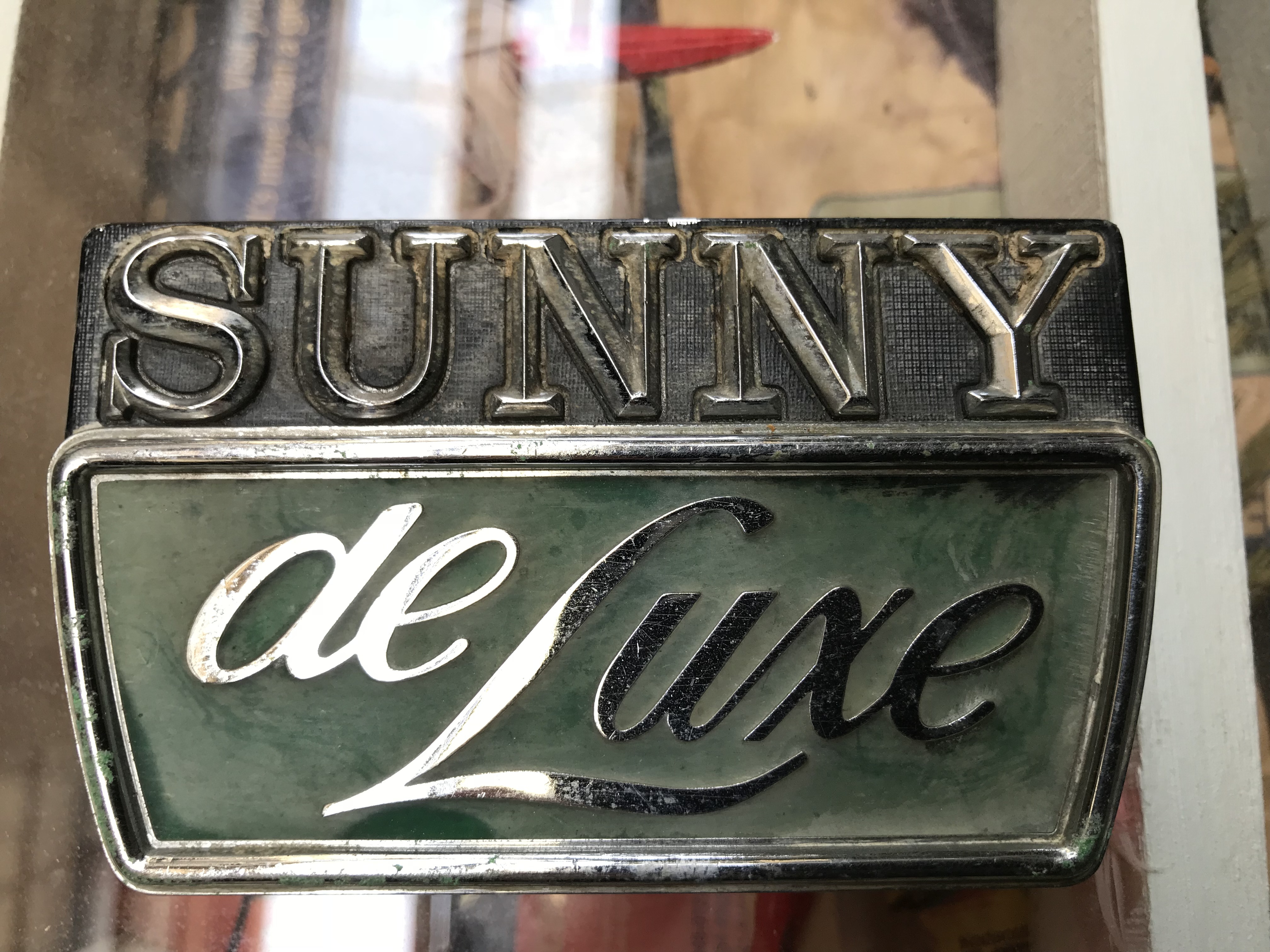 日産 旧車 Sunny De Luxe エンブレム 約10 5 6 7 2センチ 実用外百貨店 レトロ珍品 モラトリアム