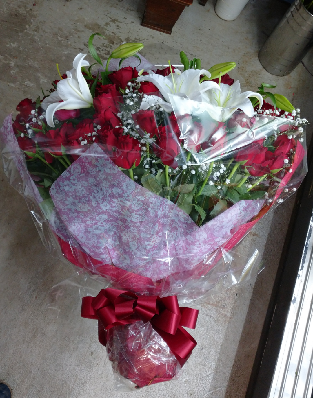 赤バラ60本とカサブランカの花束 Flower Shop 花てまり 赤バラ60本とカサブランカの花束 Flower Shop 花てまり