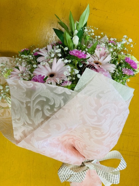 【手渡し専用】プロにお任せお祝い用花束　５５００円