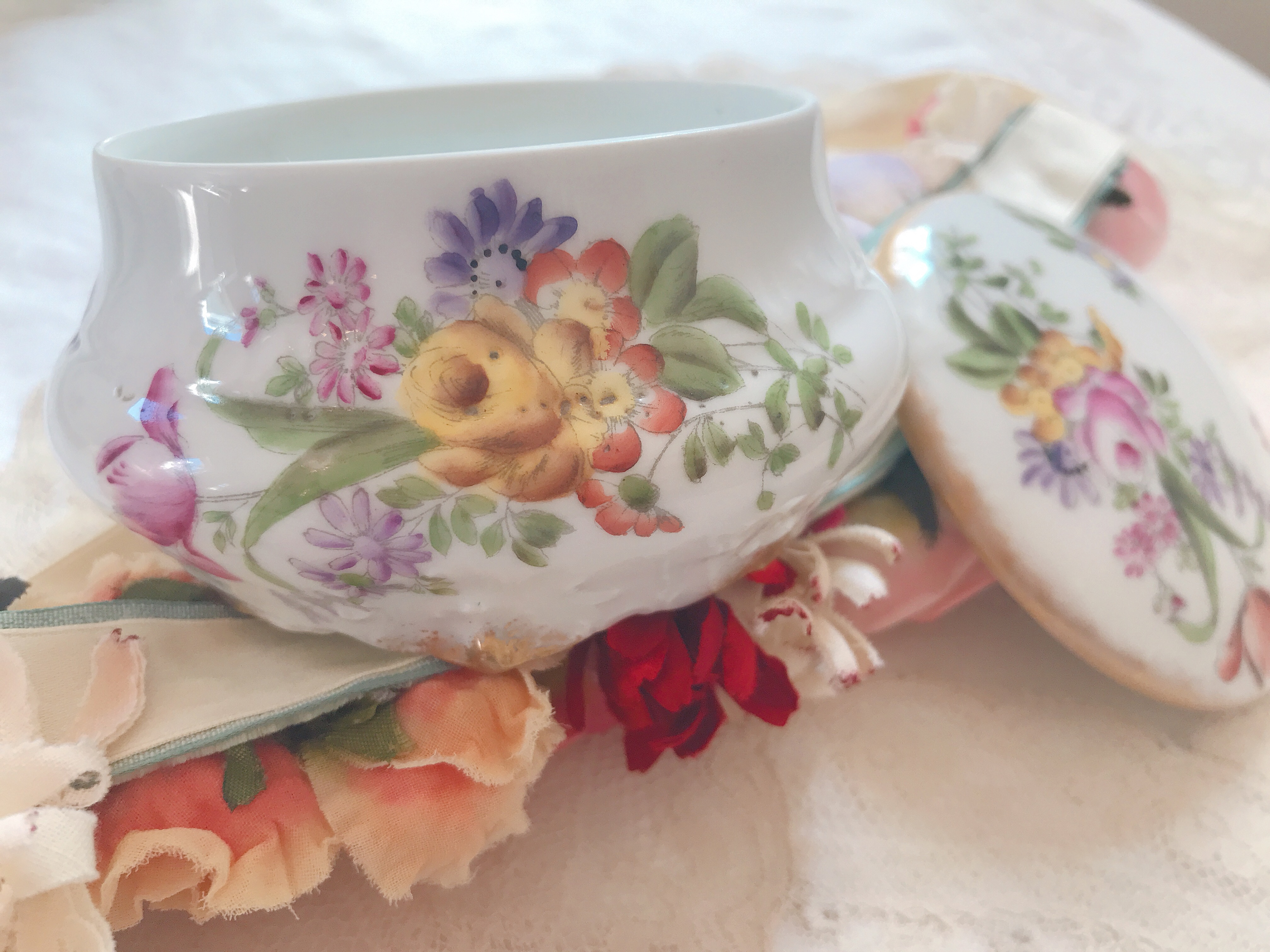 フランスリモージュ チューリップと花束柄小物入れ在庫1 株式会社antiquerose 山岡 フランスリモージュ チューリップと花束柄小物入れ在庫1 株式会社antiquerose 山岡