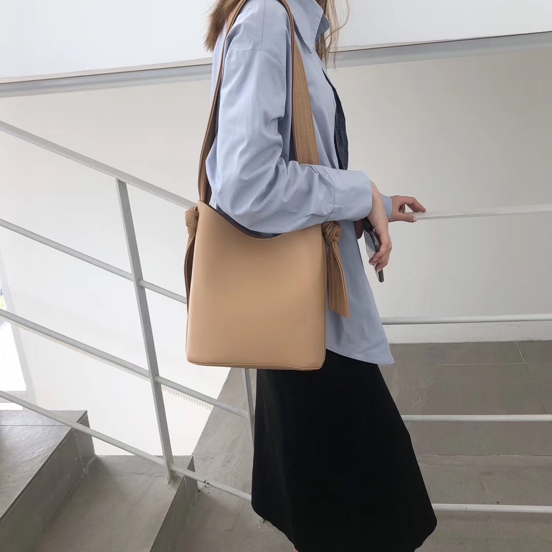 オンオフ兼用で使える縦長デザインのシンプルなバッグ レディース ショルダーバッグ トートバッグ 通勤 オフィス 上品 落ち着いた 代 30代 40代 Ailla アイラ