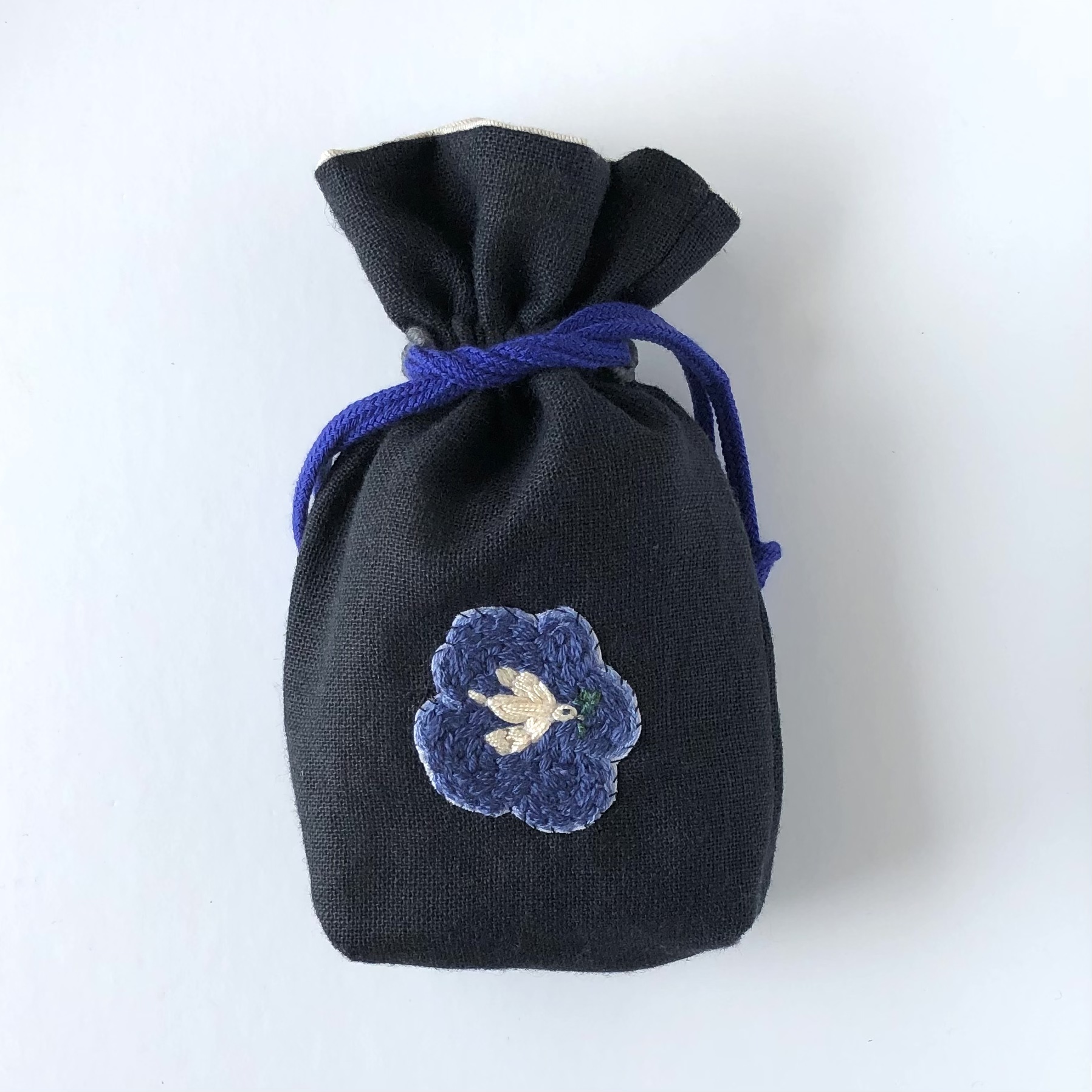 リネンの黒巾着 鳥と花の刺繍 モカ雑貨店 リネンの黒巾着 鳥と花の刺繍 モカ雑貨店