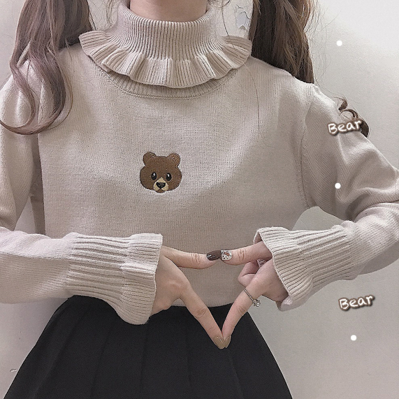 くまさん ワンポイント刺繍 フリルタートルネックニット 3色 くま タートルネック ニットトップス タイト フリル袖 韓国ファッション More Lluze モア ルーゼ