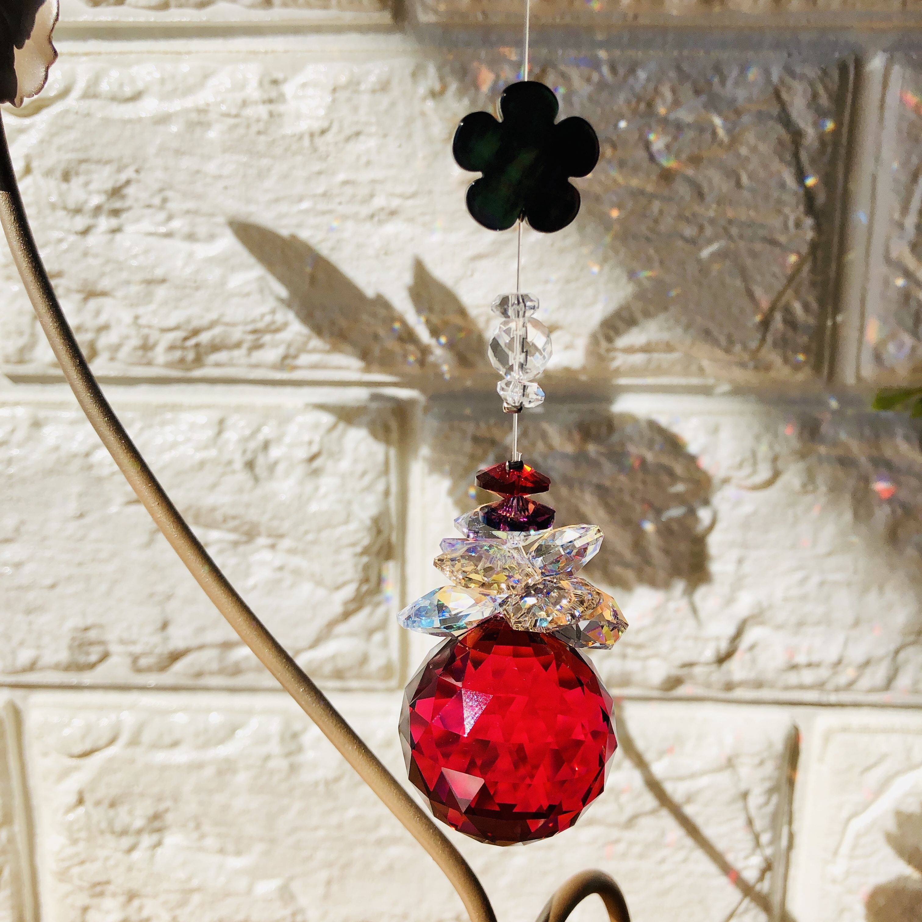 ボルドーカラーで女子力アップ シェルの天然石入りサンキャッチャースタンド付き Rafastone