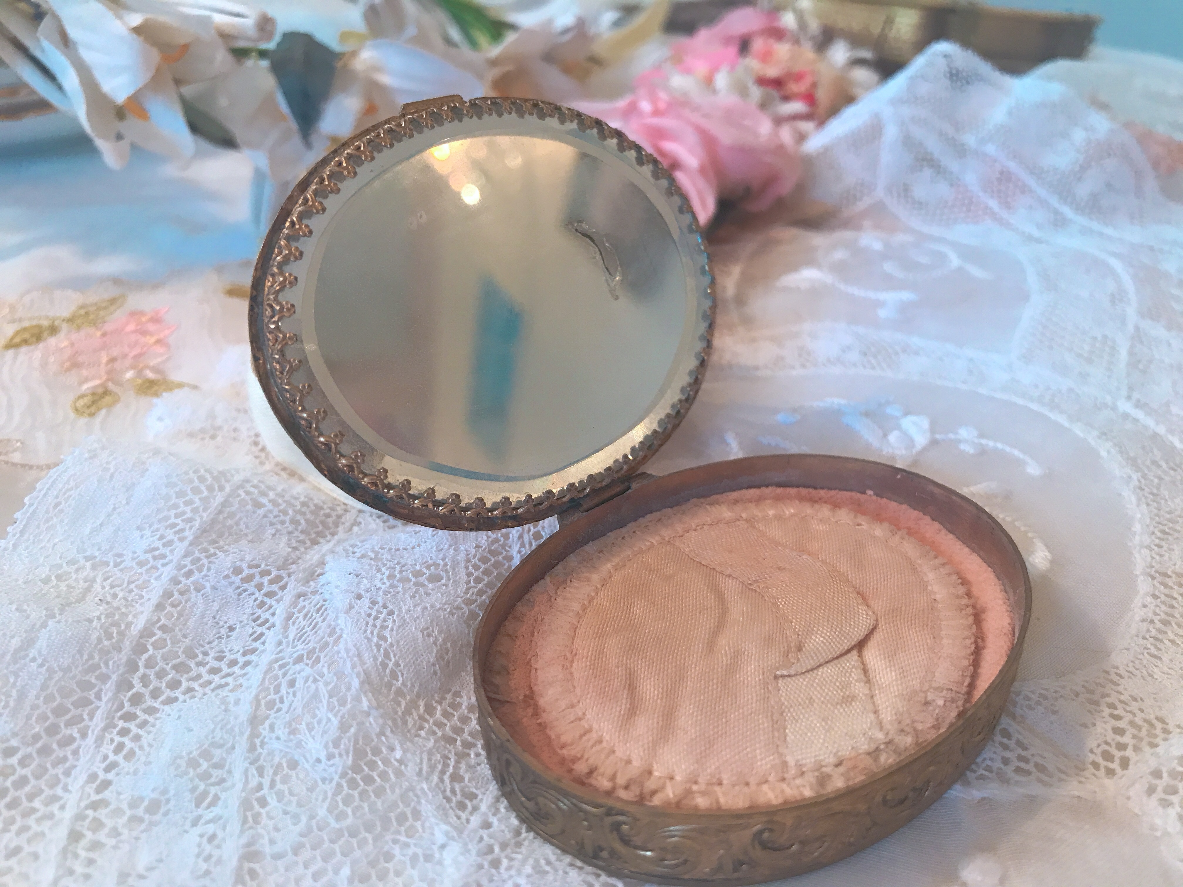 プチポワン 可愛いパウダーコンパクト 株式会社antiquerose 山岡