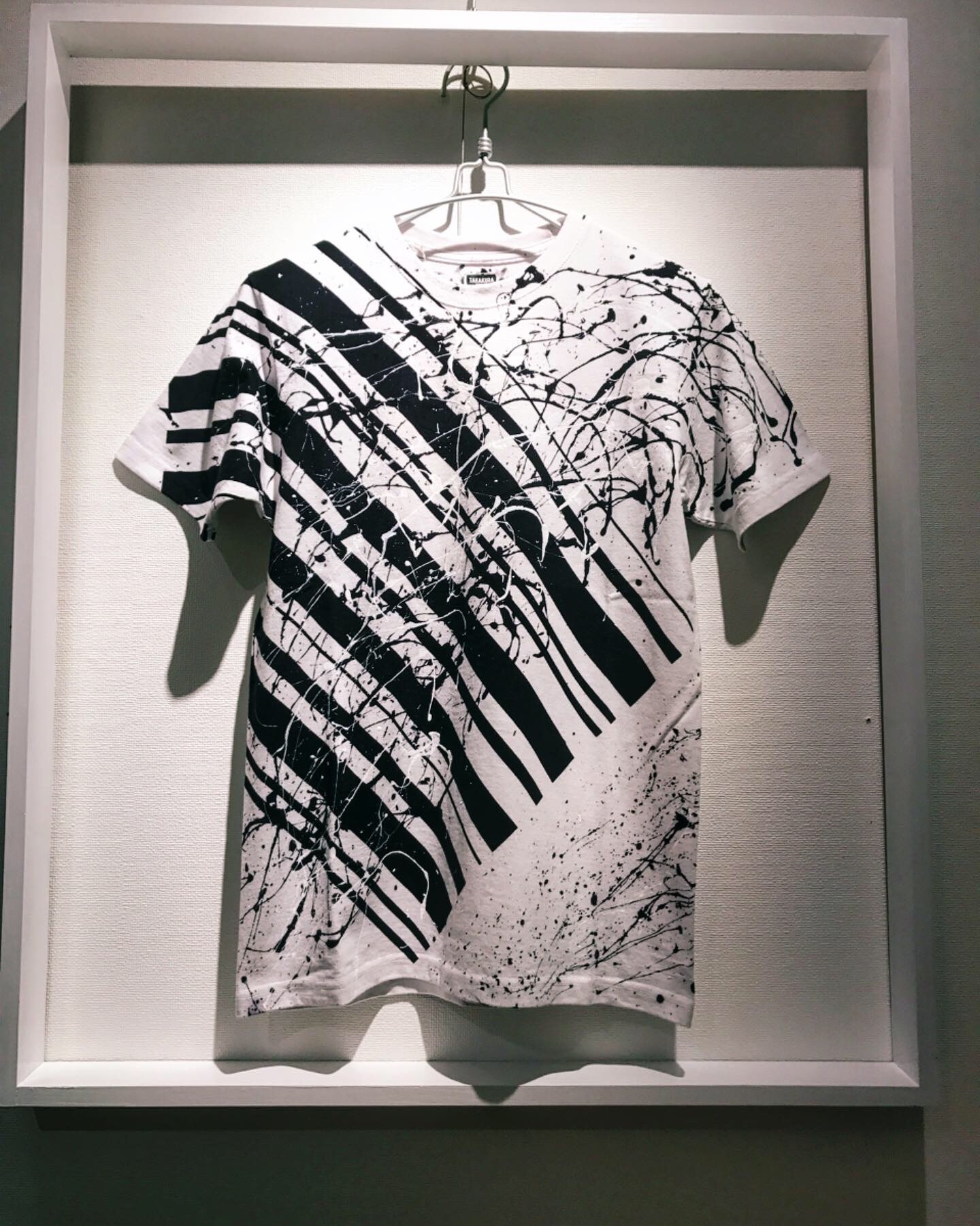 バイアスバーコードシブキtシャツ 白地 黒 Takakurazome バイアスバーコードシブキtシャツ 白地 黒 Takakurazome
