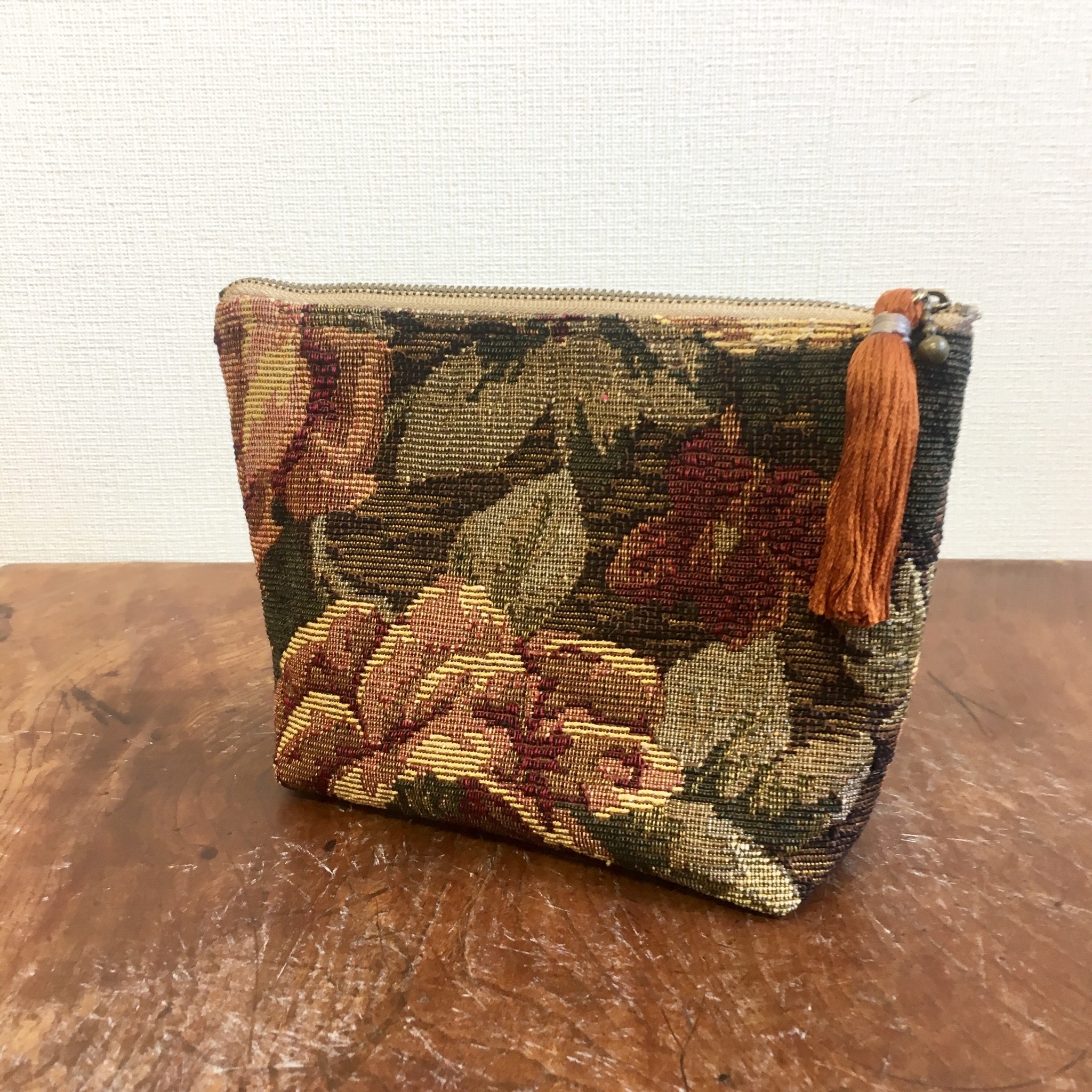 セール価格 柄が可愛い ゴブラン織りタッセル付きポーチ 大 茶色 Art Decoms Pipe