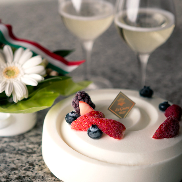 お祝いに いちごミルク ジェラートケーキ Anniversario アニヴェルサリオ ラジョストラ La Giostraオンラインショップ ジェラートの通販 お取り寄せ