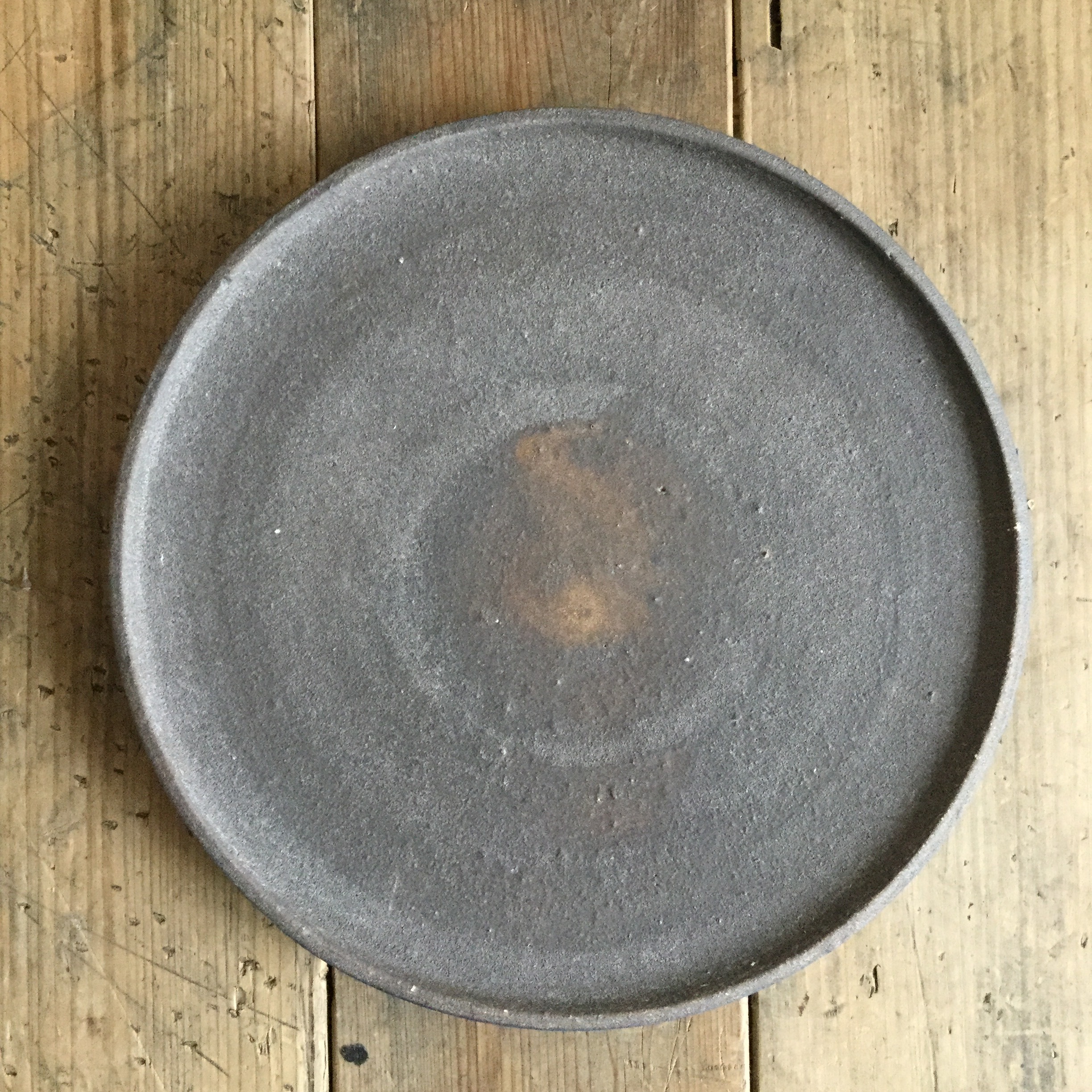 【恵山・小林耶摩人】 8寸リム皿 黒釉 φ24.5cm - 画像1