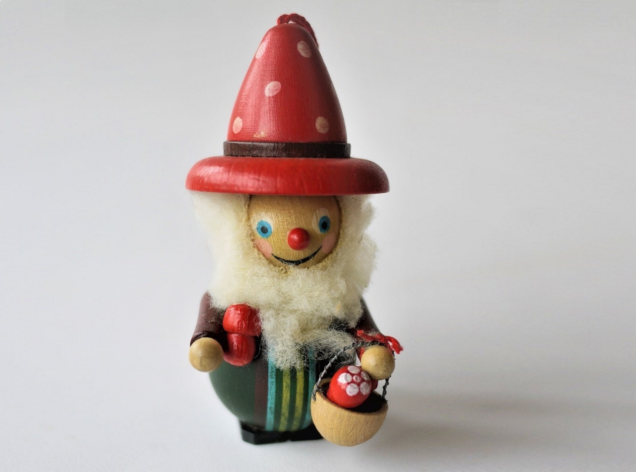 木製オーナメント 赤い帽子のおじいさん 東欧ビンテージ こりすのパン屋