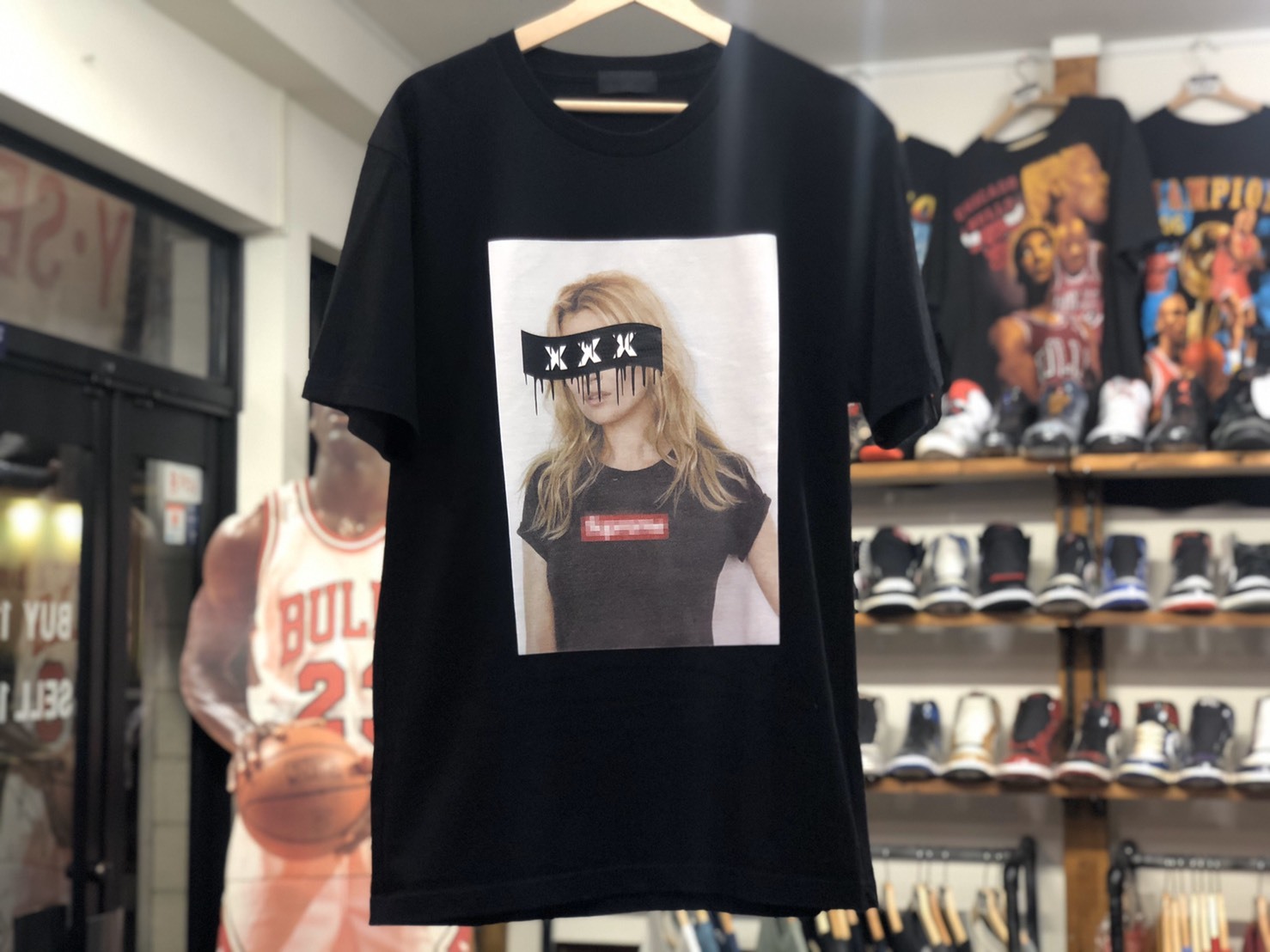 supreme t shirt retail