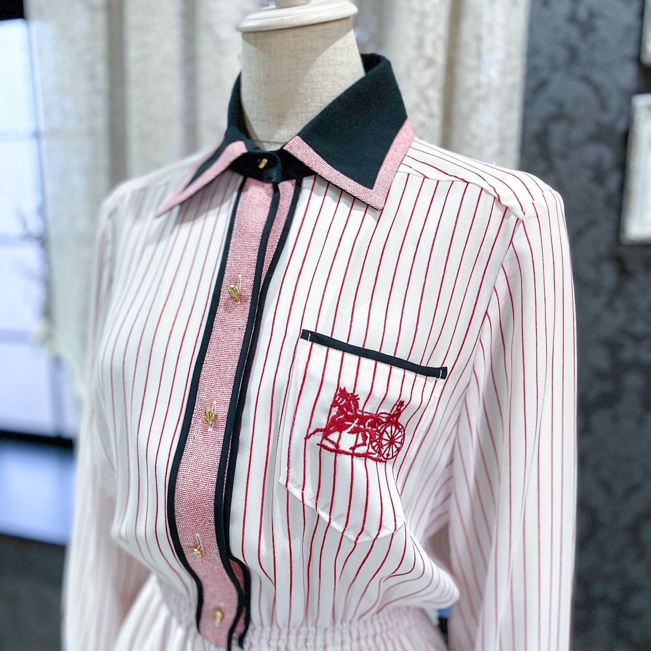 ヴィンテージワンピース 昭和レトロポケット刺繍ピンストライププリーツシャツワンピース Jvintage ジェイヴィンテージ ヴィンテージワンピース 昭和レトロポケット刺繍ピンストライププリーツシャツワンピース Jvintage ジェイヴィンテージ