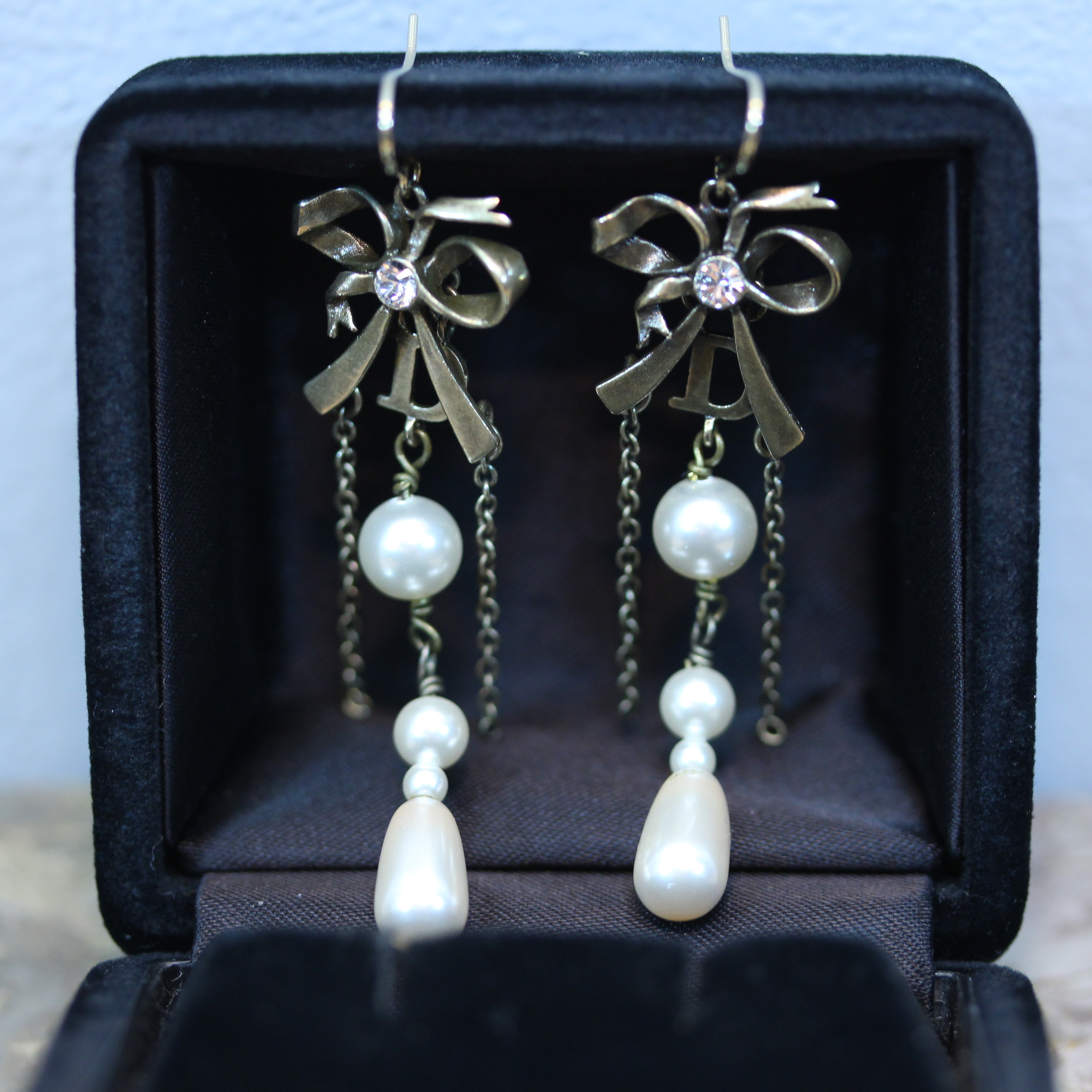 Christian Dior Logo Ribbon Pearl Swing Earring クリスチャンディオールロゴリボンパールぶらさがりピアス Titti Clothing Christian Dior Logo Ribbon Pearl Swing Earring クリスチャンディオールロゴリボンパールぶらさがりピアス Titti Clothing