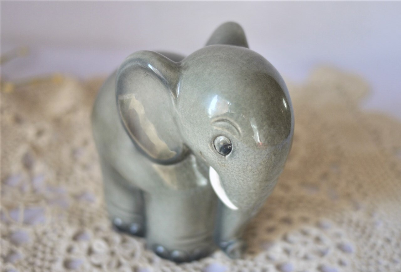 Hummelフンメル人形 小象の貯金箱 ゲーベル ヴィンテージ西ドイツ製 陶磁器人形置物 Goebel Coin Bank こりすのパン屋 Hummelフンメル人形 小象の貯金箱 ゲーベル ヴィンテージ西ドイツ製 陶磁器人形置物 Goebel Coin Bank こりすのパン屋