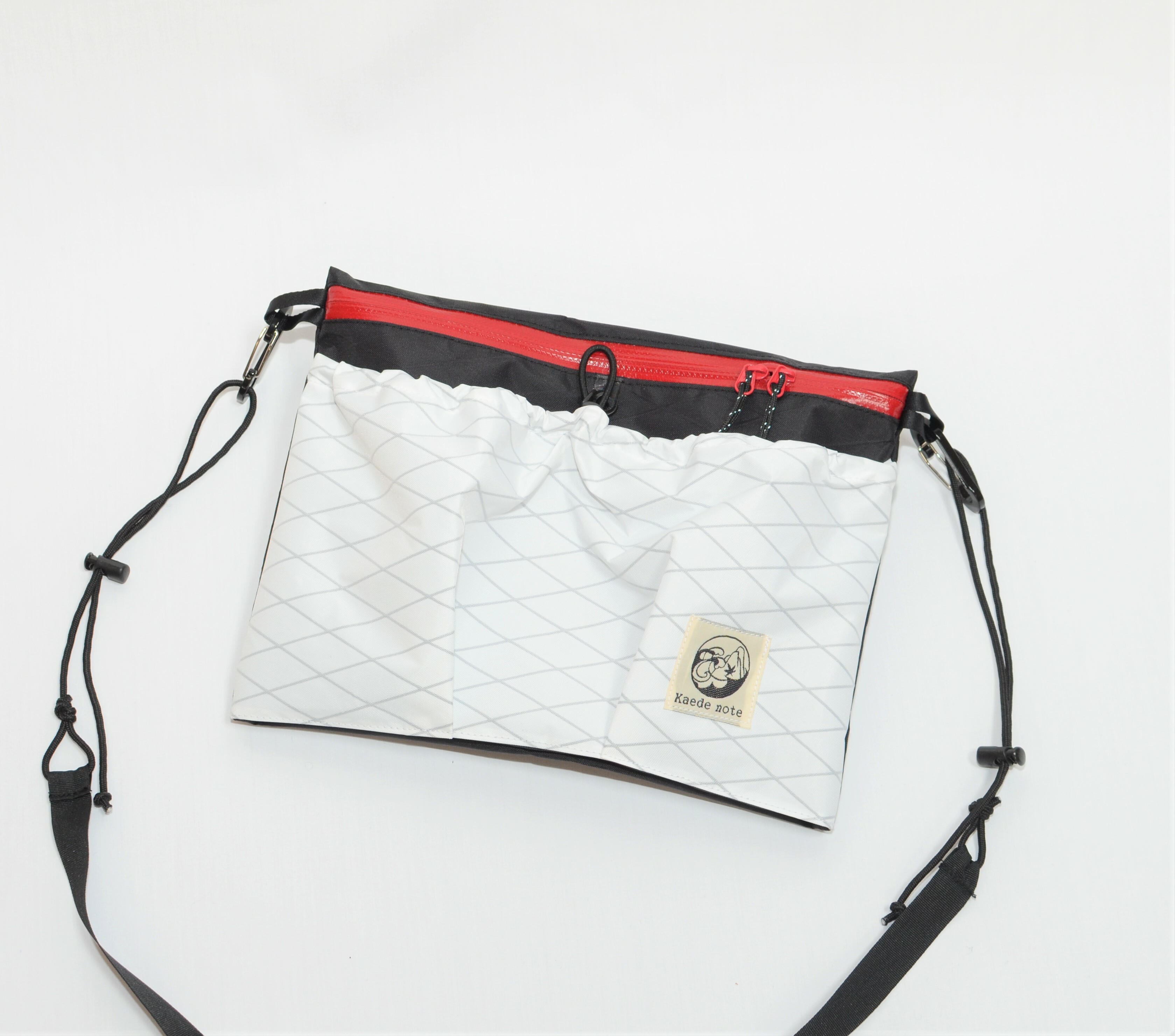 Kaedeサコッシュずぼらポケット X Pacブラック ホワイト レッドファスナー Kaede Note Kaedeサコッシュずぼらポケット X Pacブラック ホワイト レッドファスナー Kaede Note