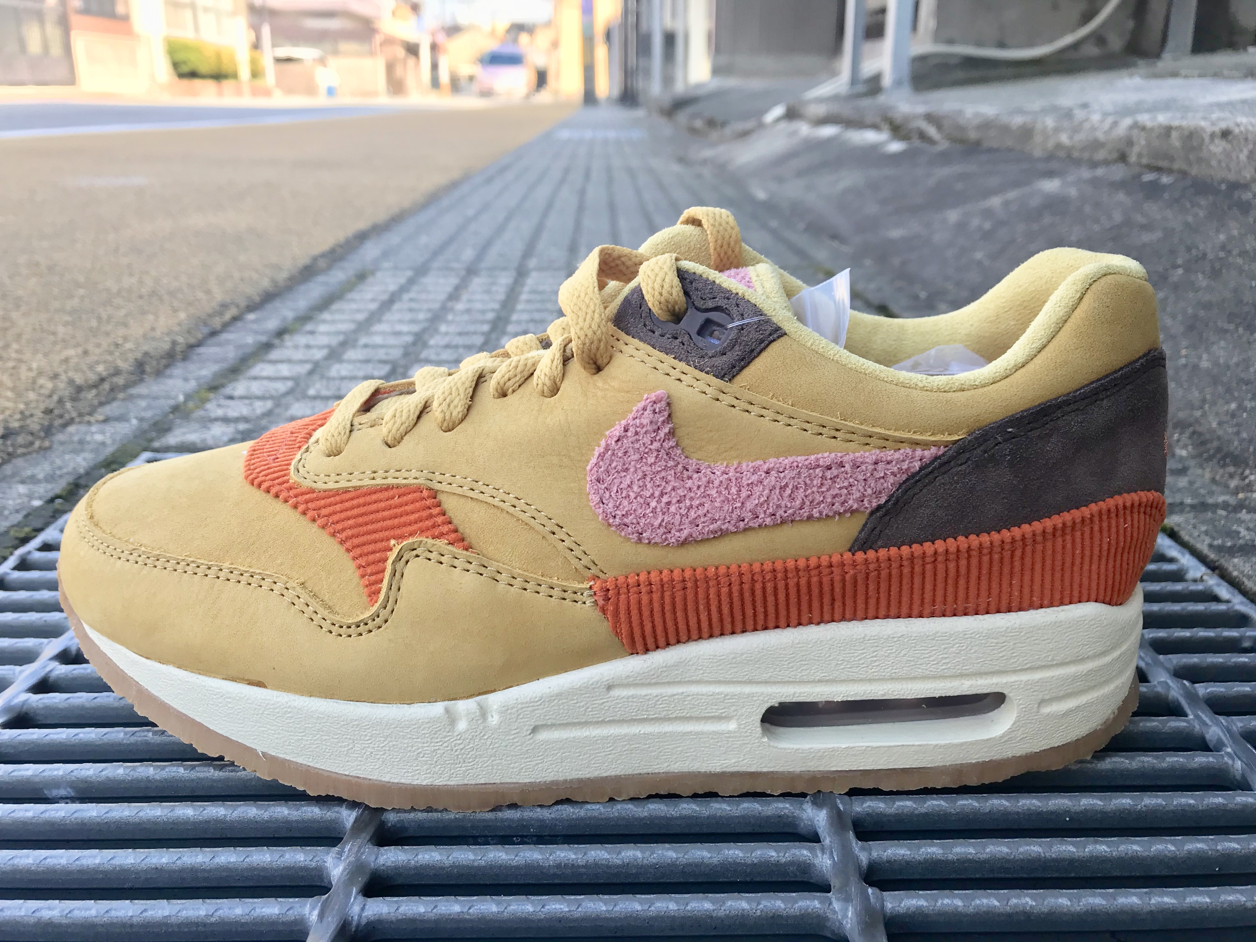 air max 1 wheat gold rust pink