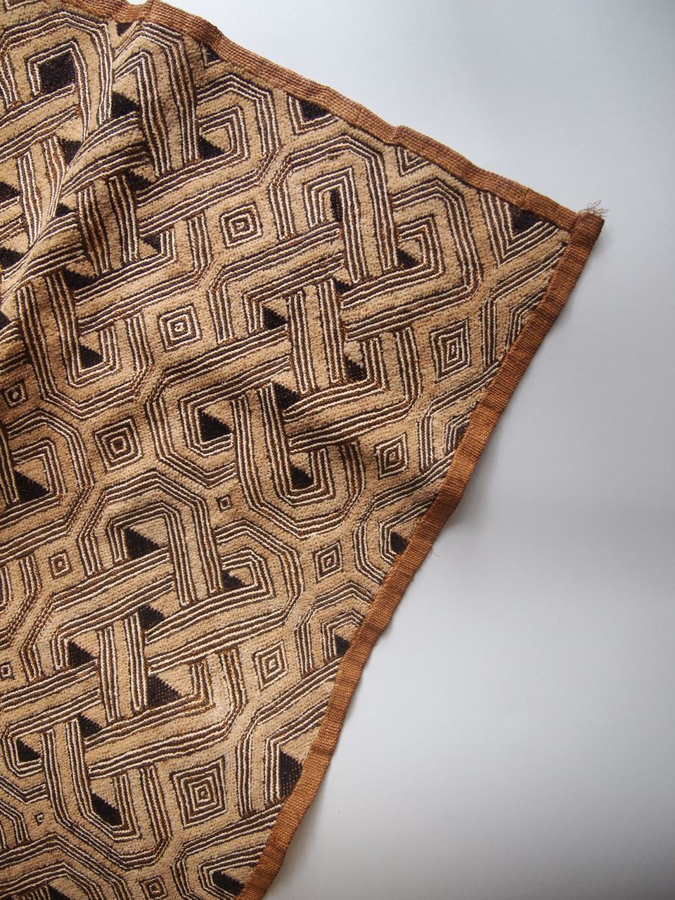 ＜アフリカ民藝＞”幾何学模様の古い布”（クバ布）01 | Walls_Magasin