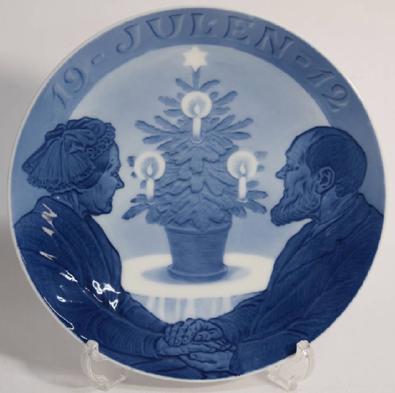 ロイヤルコペンハーゲン 1912年 イヤープレート クリスマスツリーと老夫婦 Used品 D Plus Stock ロイヤルコペンハーゲン 1912年 イヤープレート クリスマスツリーと老夫婦 Used品 D Plus Stock