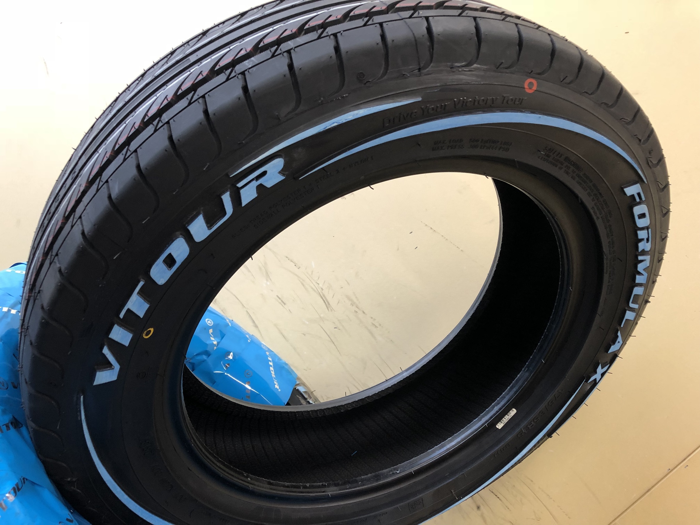 155/65R14 ホワイトレタータイヤ VITOUR TIRE SHOP）