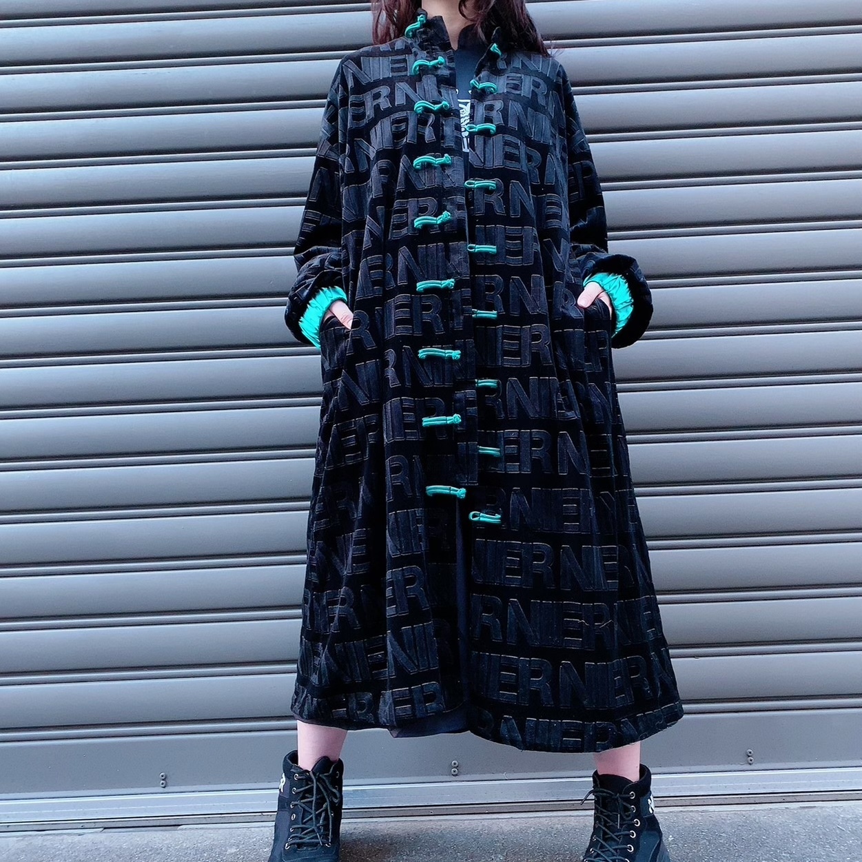 チャイナボタンベロアロング丈アウター 立体ロゴ Nier