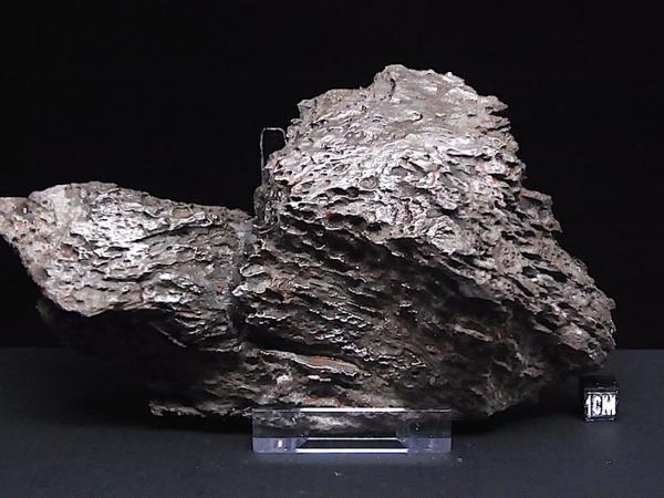 隕石 】巨大鉄隕石 ドロニノ Dronino 2074g アタキサイト 博物館級 見事な表面融解!! | 隕石と化石の部屋