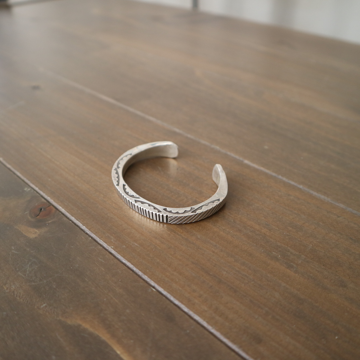 Indian Jewelry インディアンジュエリー Navajo Wylie Secatero Silver Bangle ナバホ族 ワイルセカテロ シルバーバングル Versteck Indian Jewelry インディアンジュエリー Navajo Wylie Secatero Silver Bangle ナバホ族 ワイルセカテロ シルバーバングル Versteck