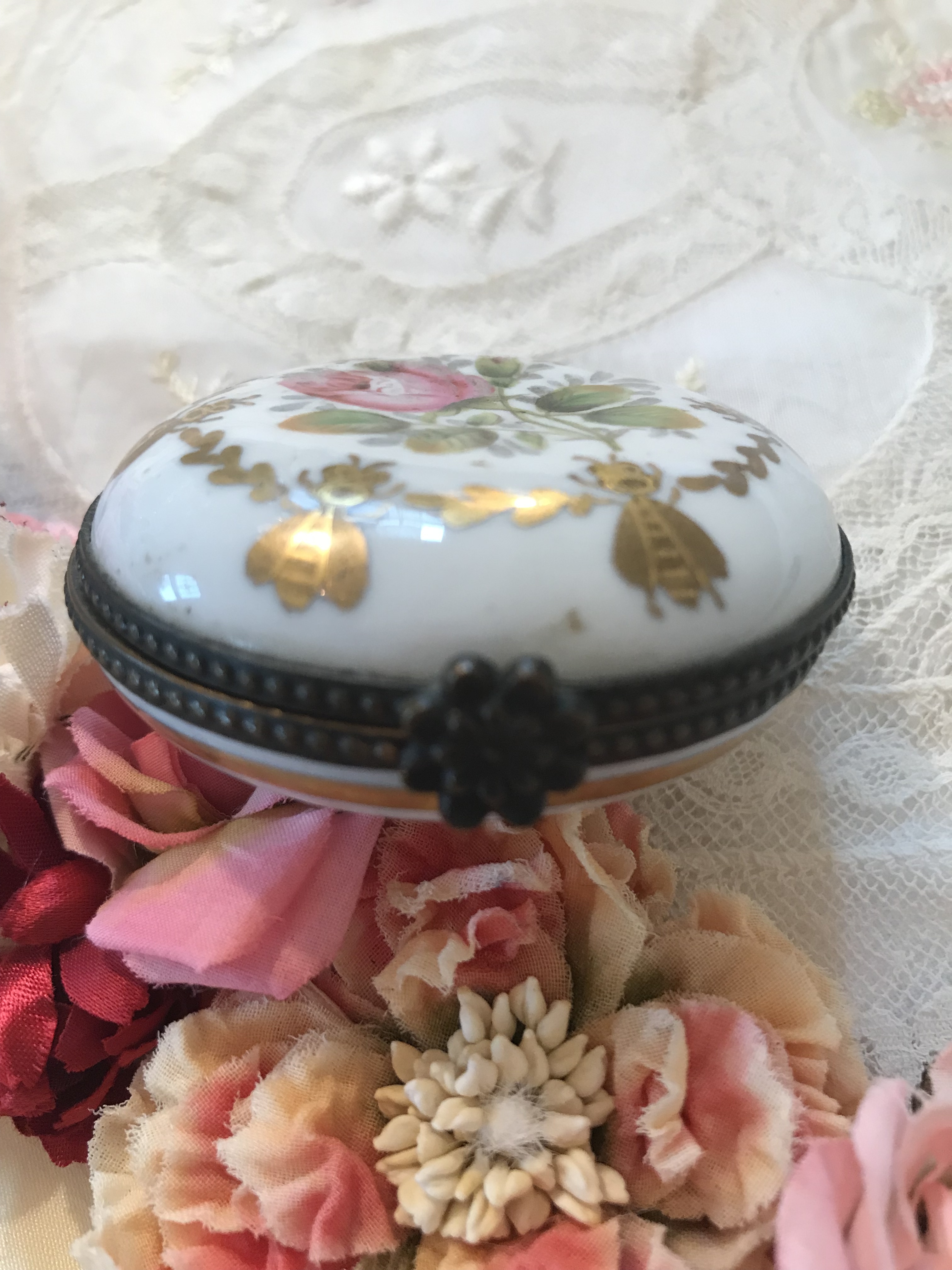 薔薇と蜂の可愛いピルケース 株式会社antiquerose 山岡 薔薇と蜂の可愛いピルケース 株式会社antiquerose 山岡
