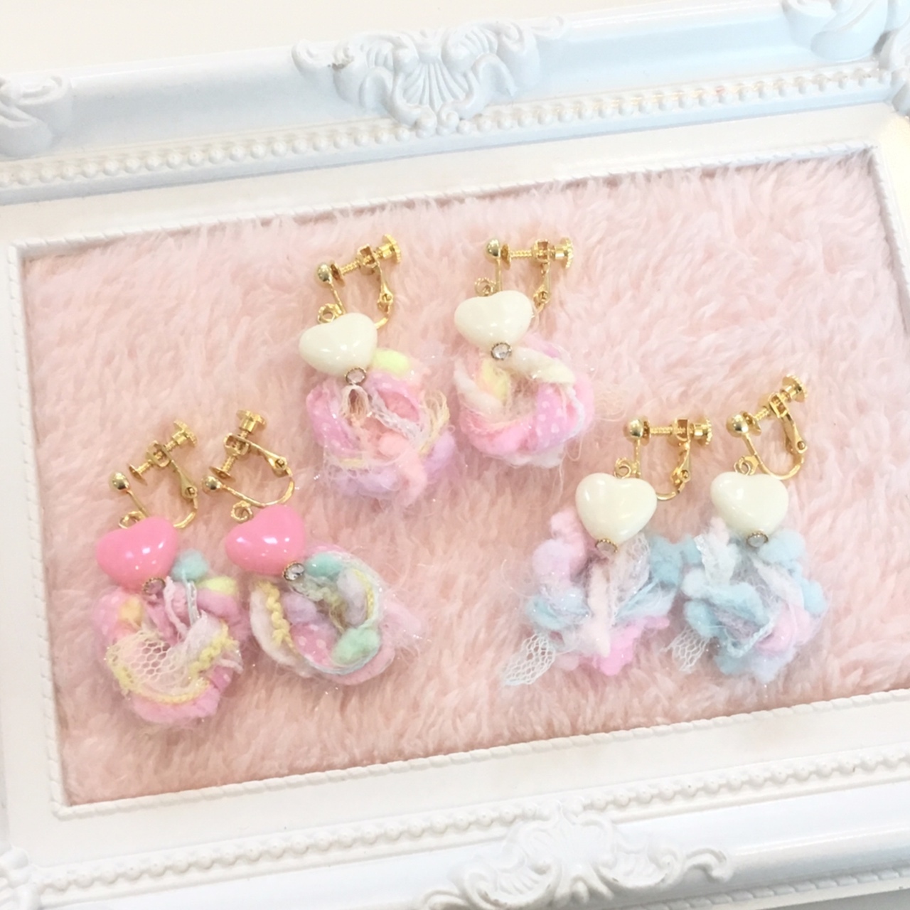 パステル系ファンシーヤーンのハートイヤリング Girly H