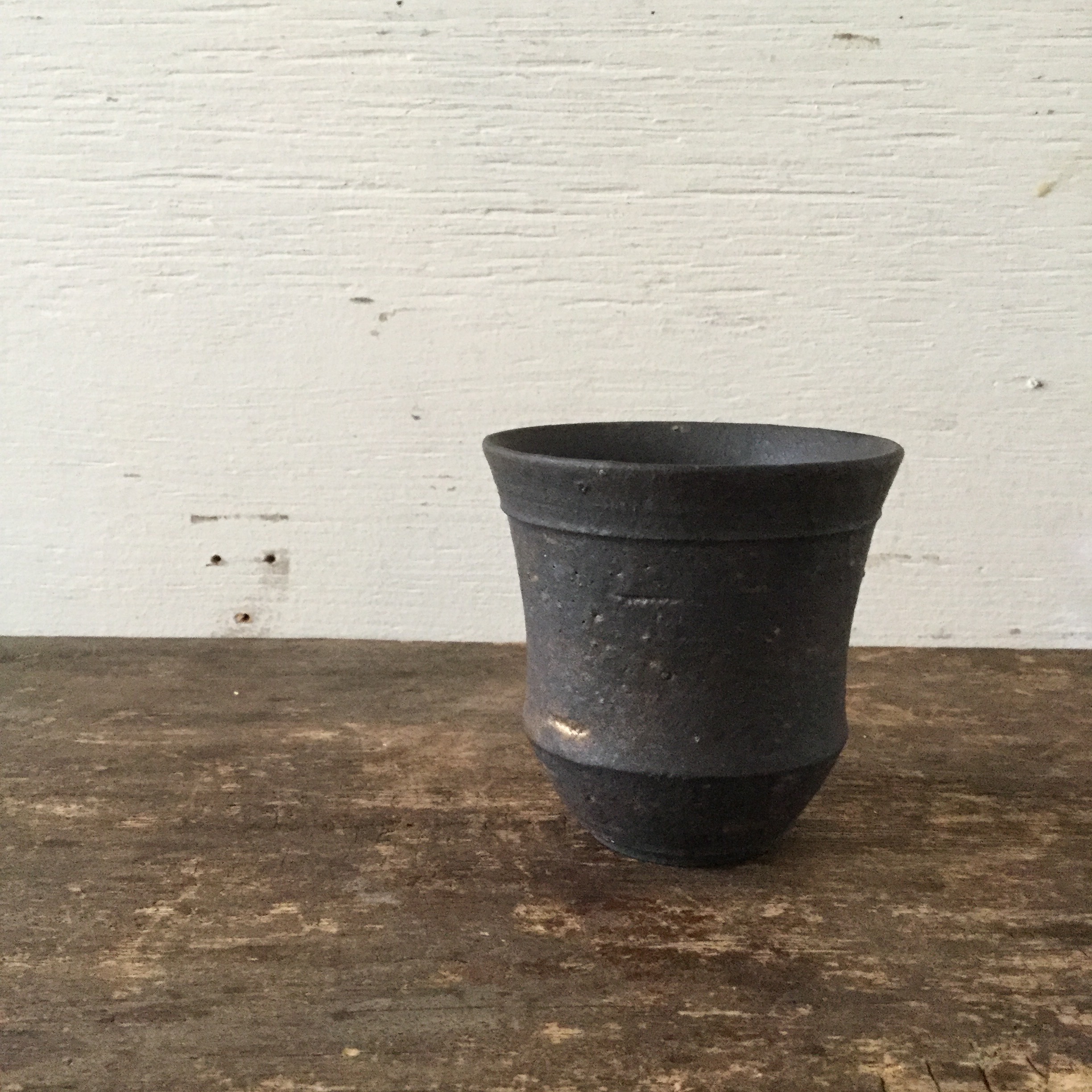【恵山・小林耶摩人】 カップ 黒釉 φ8.7cm×h9cm - 画像1