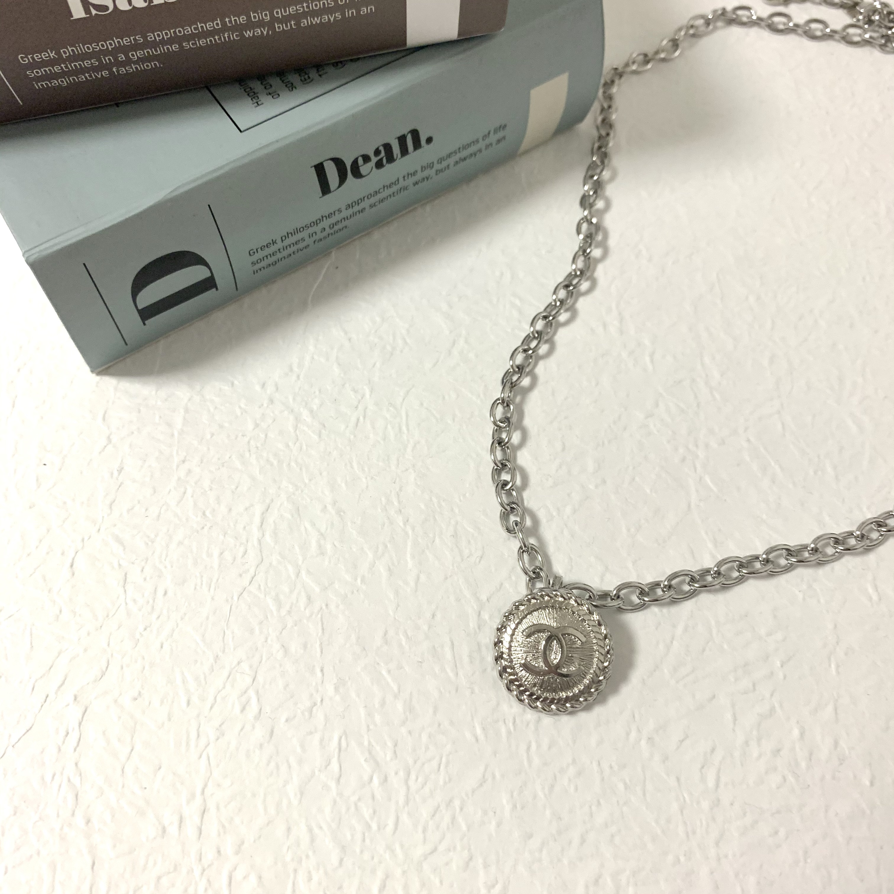 Chanel ネックレス シルバーアクセサリー ボタン 刻印入り 古着屋 Baa Chanel ネックレス シルバーアクセサリー ボタン 刻印入り 古着屋 Baa