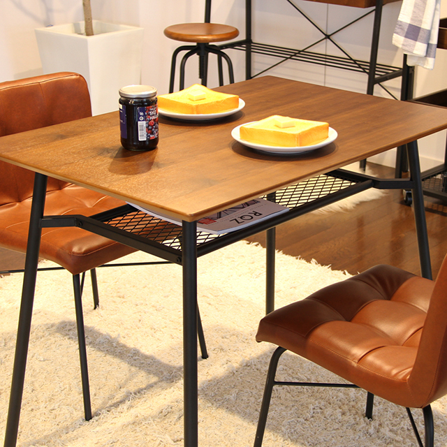 インダストリアルなダイニングテーブル。1人暮らしの方にオススメしたいコンパクトサイズ。 カフェ風インテリアと雑貨の店「カフェインズ」