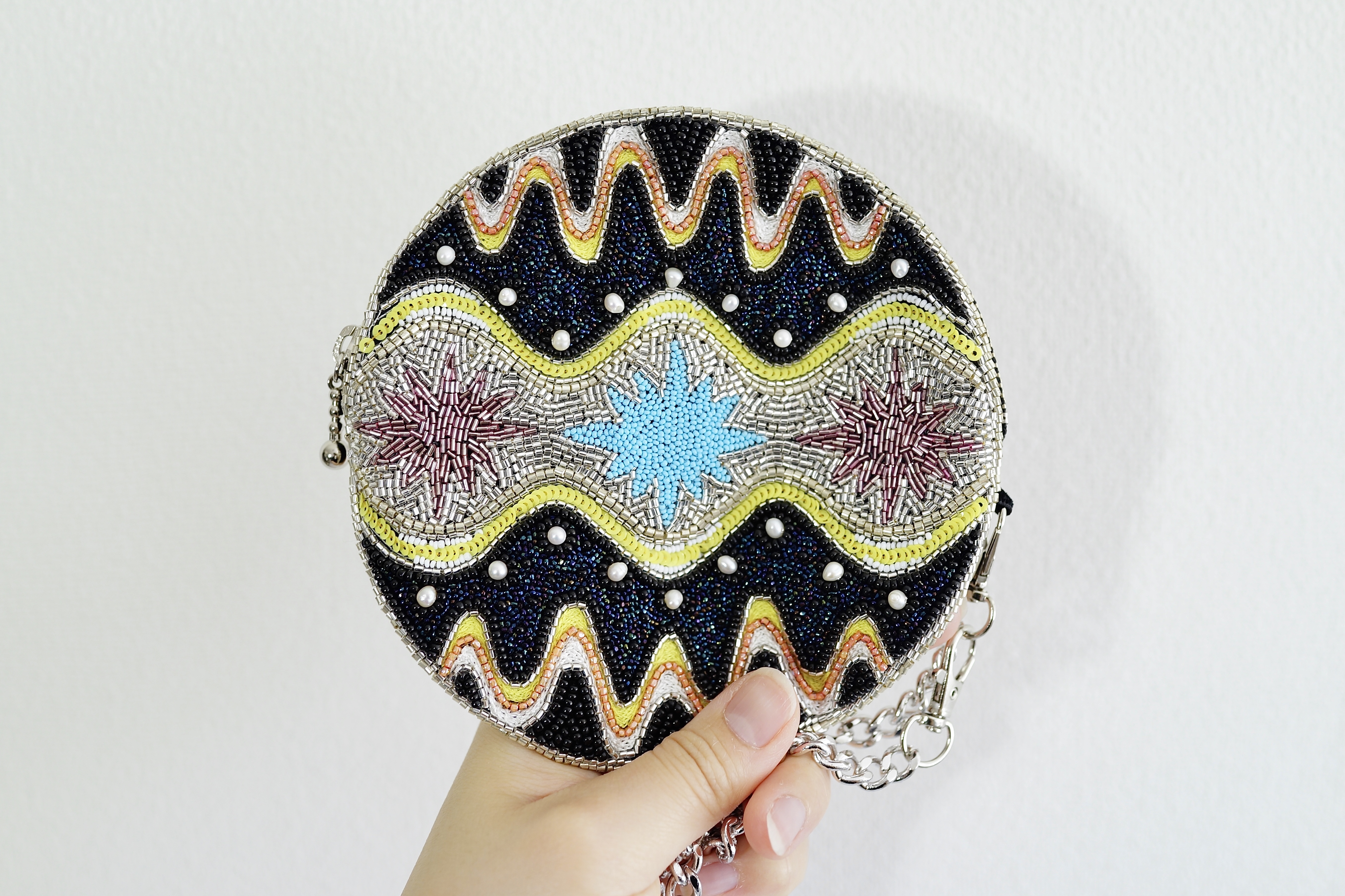 【刺繍ラウンドポーチ】 "UNIVERS!"