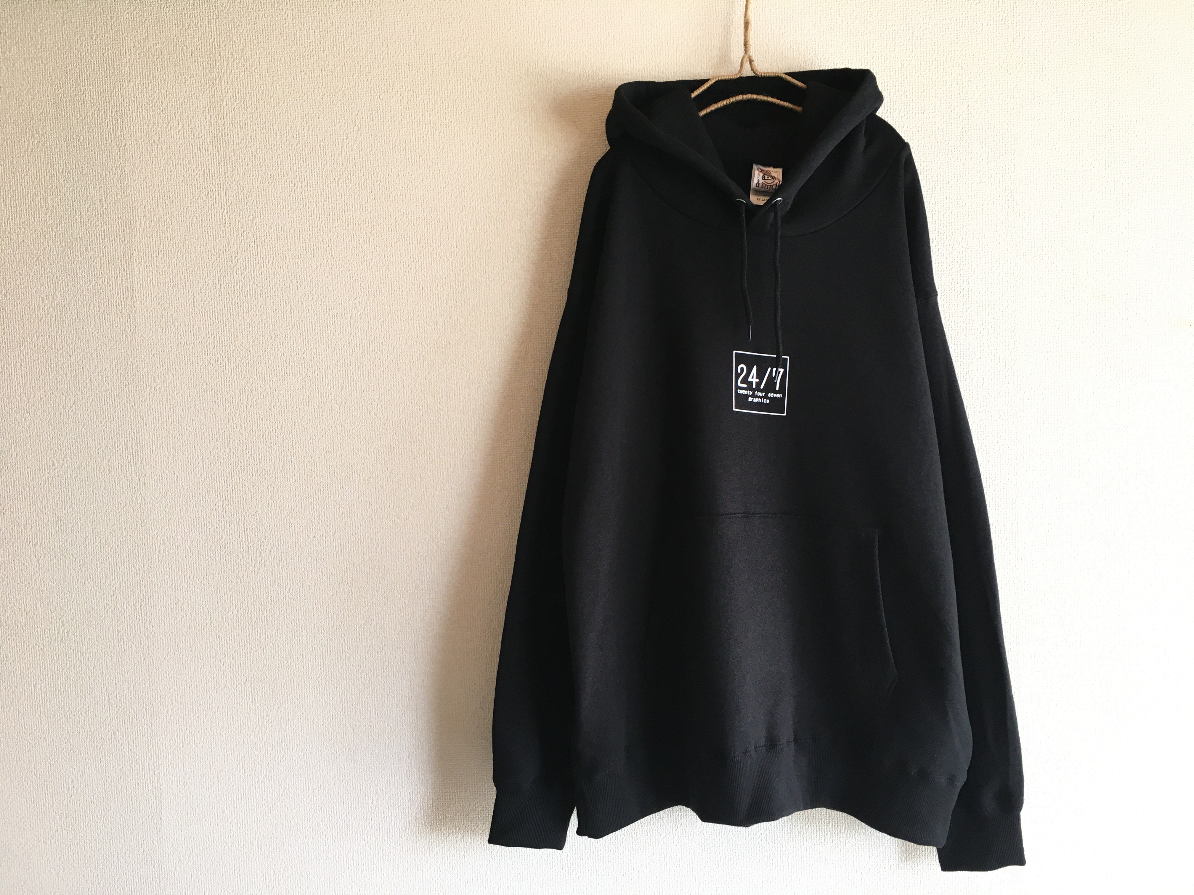 24 7ロゴ ビッグプルオーバーパーカー ブラック メンズxl Xxl 裏パイル ユニセックス Tシャツ パーカー ブランド 24 7graphics