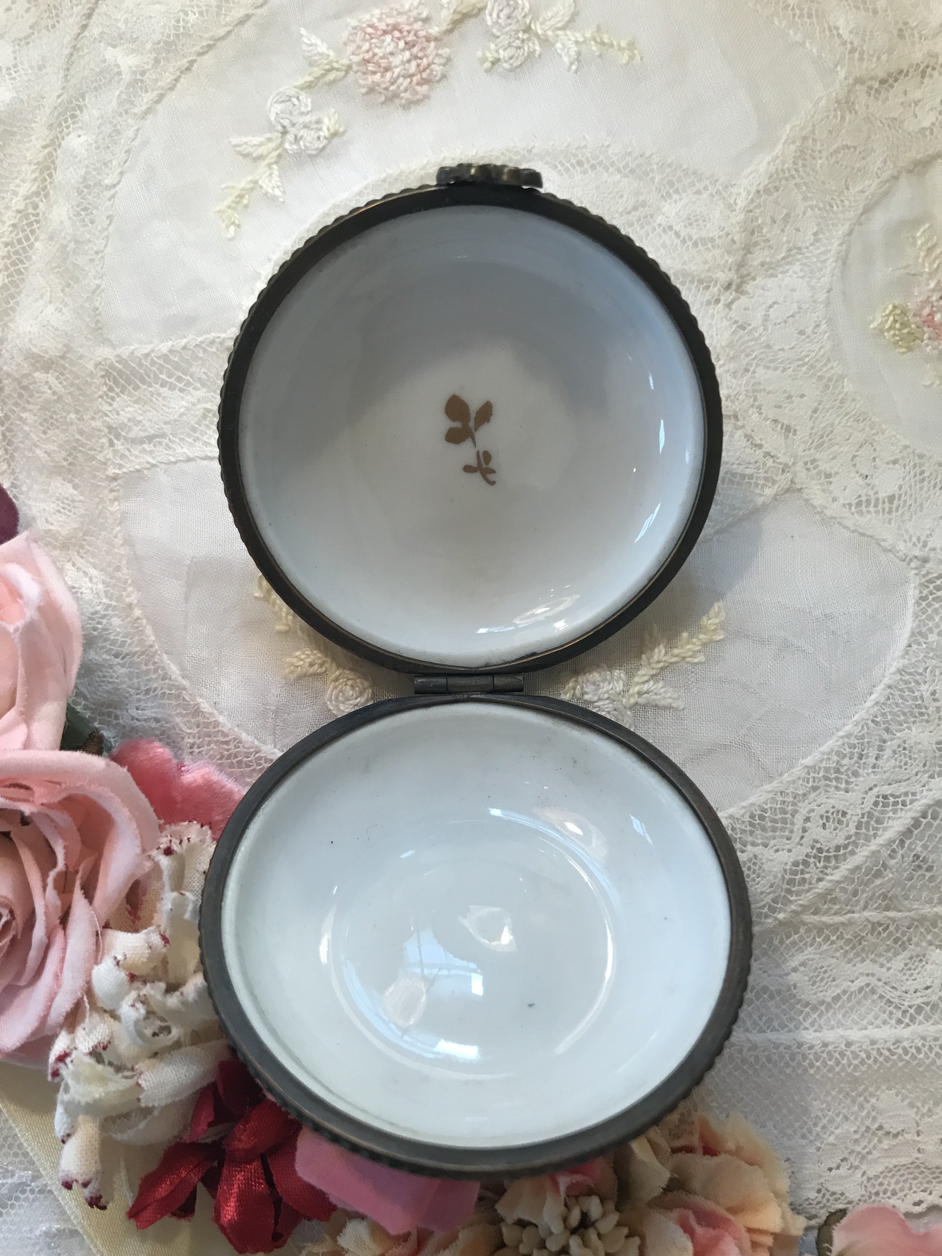 薔薇と蜂の可愛いピルケース 株式会社antiquerose 山岡 薔薇と蜂の可愛いピルケース 株式会社antiquerose 山岡