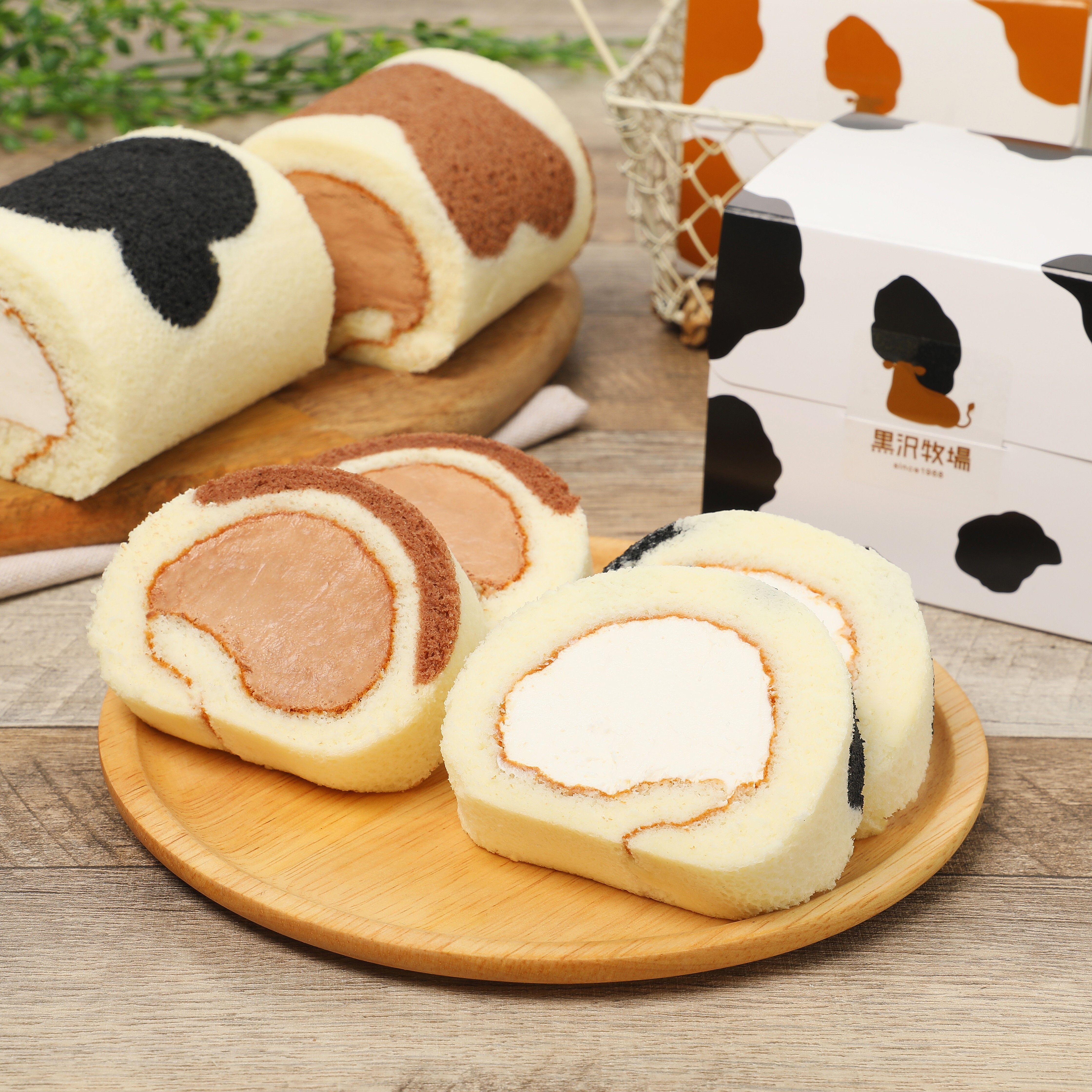 牧場直送 牛柄ロールケーキとアイスクリーム5個セット 黒沢牧場プレミアムショップ 牧場直送 牛柄ロールケーキとアイスクリーム5個セット 黒沢牧場プレミアムショップ