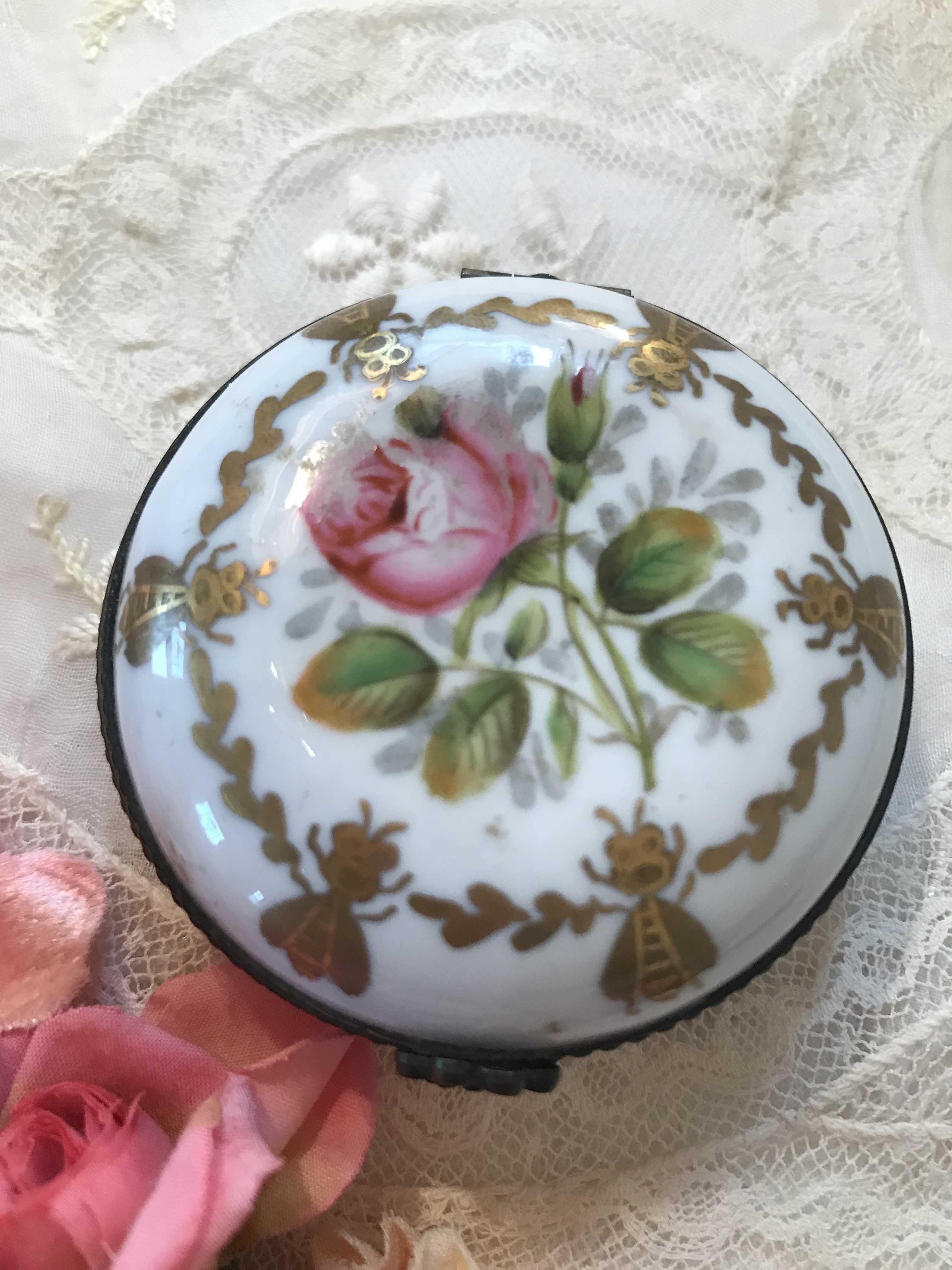 薔薇と蜂の可愛いピルケース 株式会社antiquerose 山岡 薔薇と蜂の可愛いピルケース 株式会社antiquerose 山岡