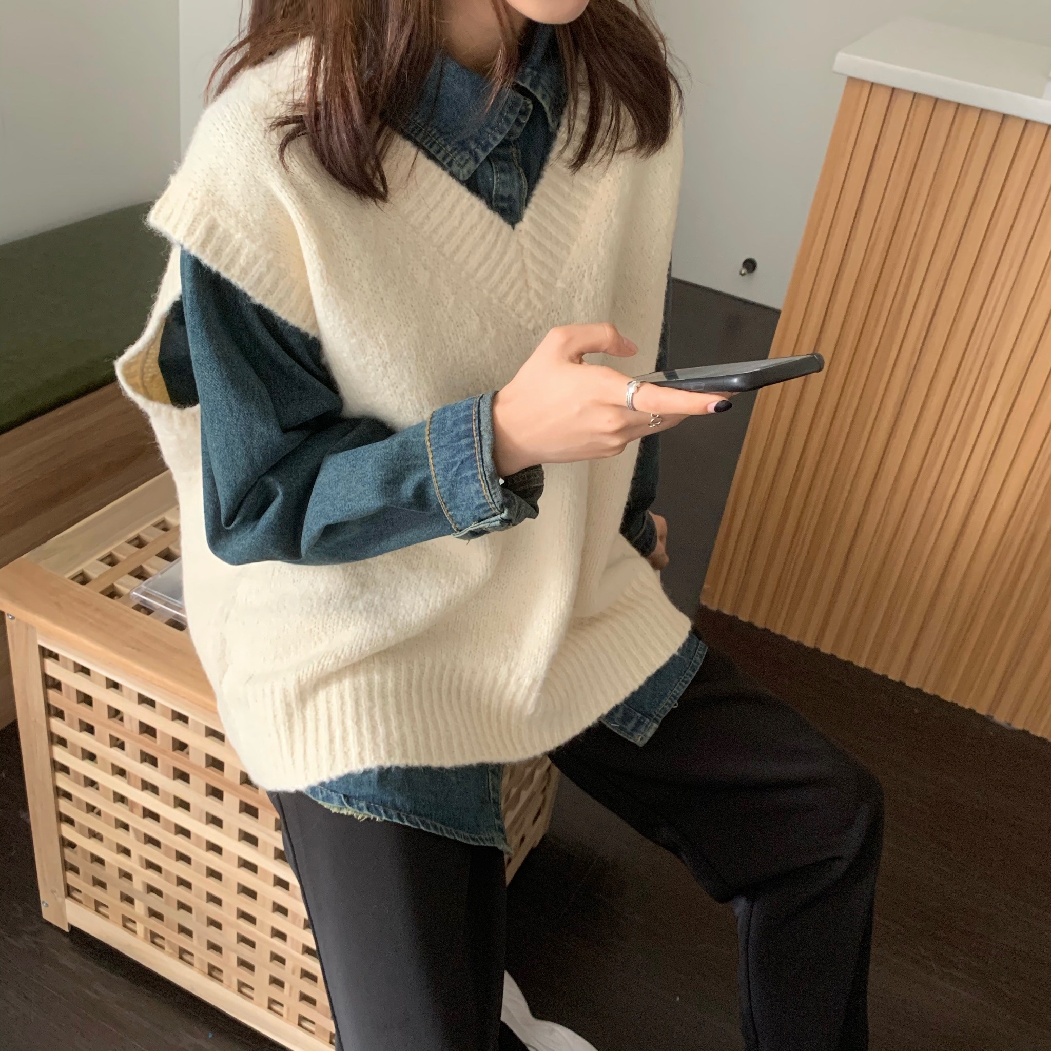 aw 重ね着コーデに最適 Vネックニットベスト 韓国レディースファッション通販 Krex ケーレックス aw 重ね着コーデに最適 Vネックニットベスト 韓国レディースファッション通販 Krex ケーレックス