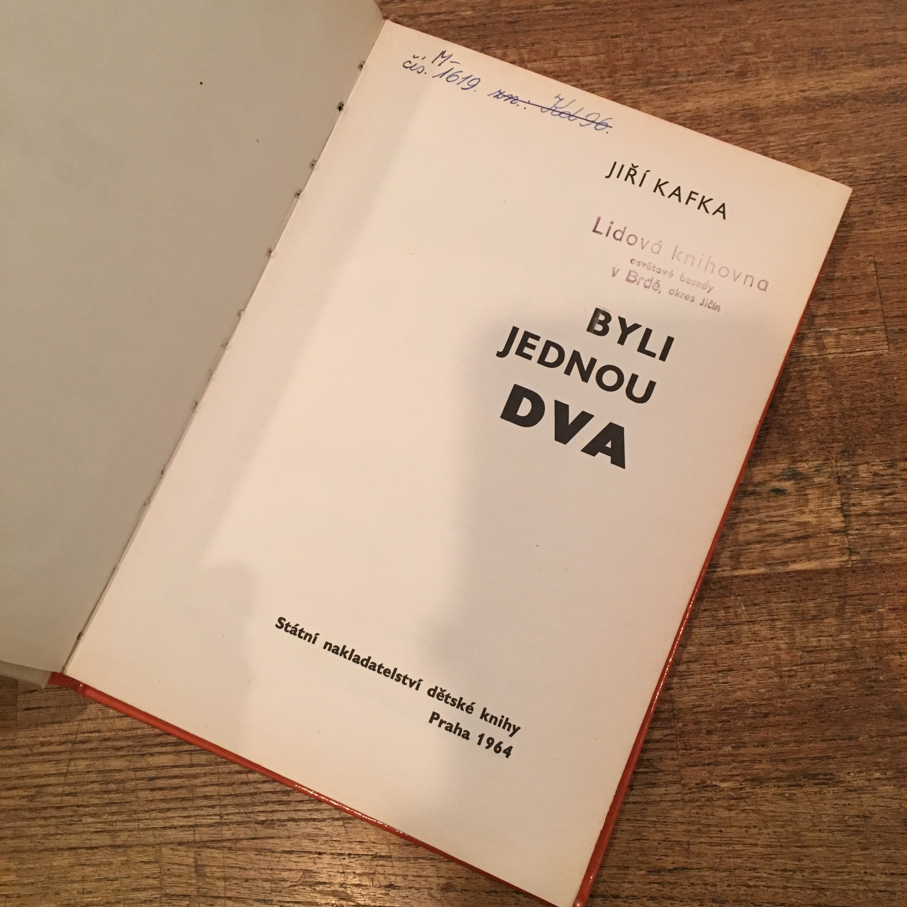 Byli Jednou Dva Jiri Kafka イジー カフカ 作 Jan Kubicek ヤン クビチェク 絵 百年 Old New Select Bookshop Byli Jednou Dva Jiri Kafka イジー カフカ 作 Jan Kubicek ヤン クビチェク 絵 百年 Old New Select Bookshop