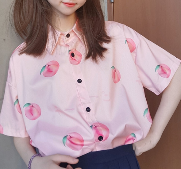 桃 もも ピーチ シャツ トップス ショート ショート丈 ミニ ミニ丈 ピンク かわいい 可愛い ガーリー 大人可愛い 大人かわいい フェミニン 大人ガーリー 女性 レディース ゆめかわ Popsite3 Cute レディース かわいい 可愛い ガーリー フェミニン 甘め