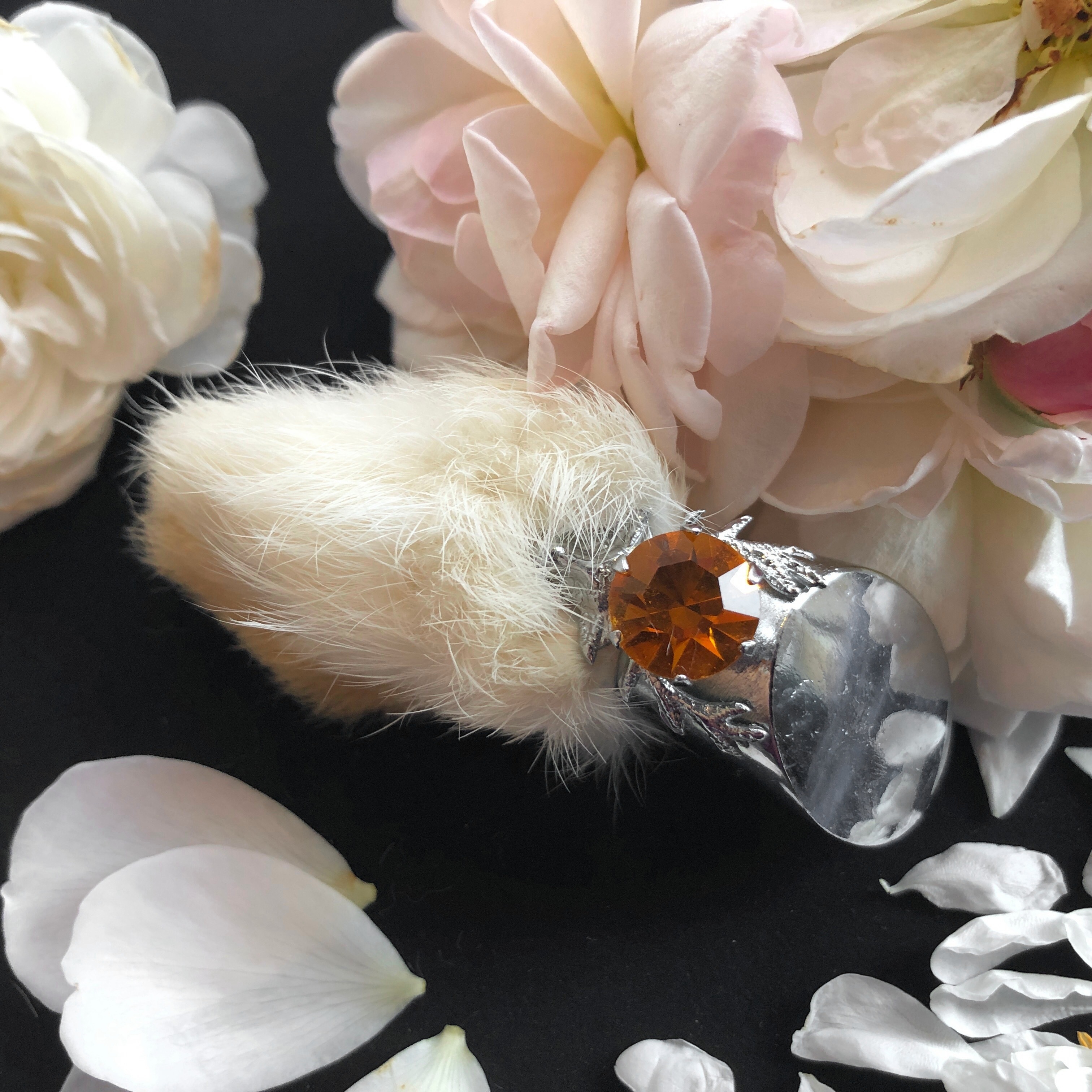 兎の足のお守りブローチ メルキュール骨董店