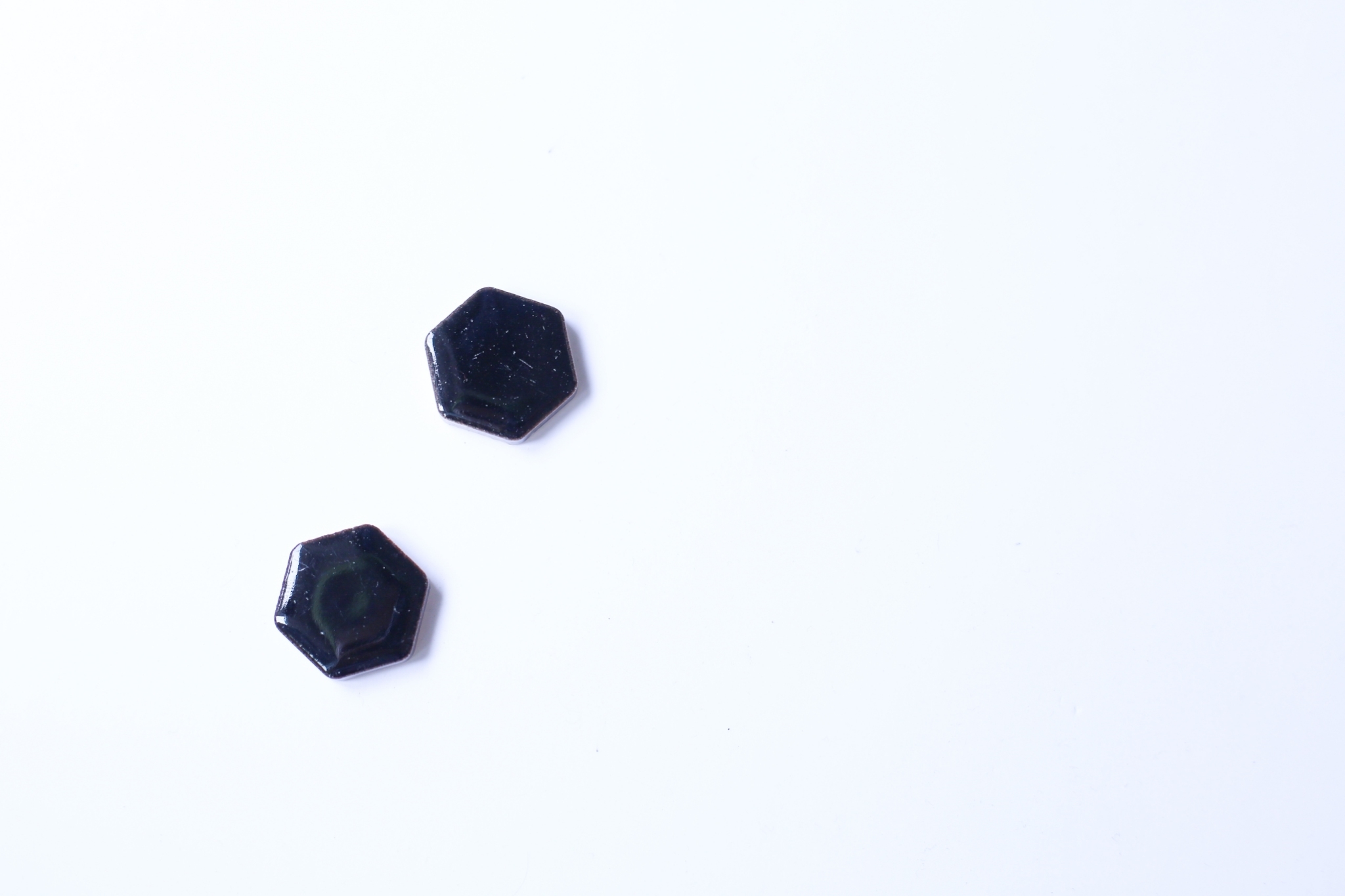 049美濃焼多治見六角タイルピアス イヤリング 漆黒色 しっこくいろ 証明書付 岐阜県伝統文化品美濃焼タイル専門店 Popolo ぽぽろ