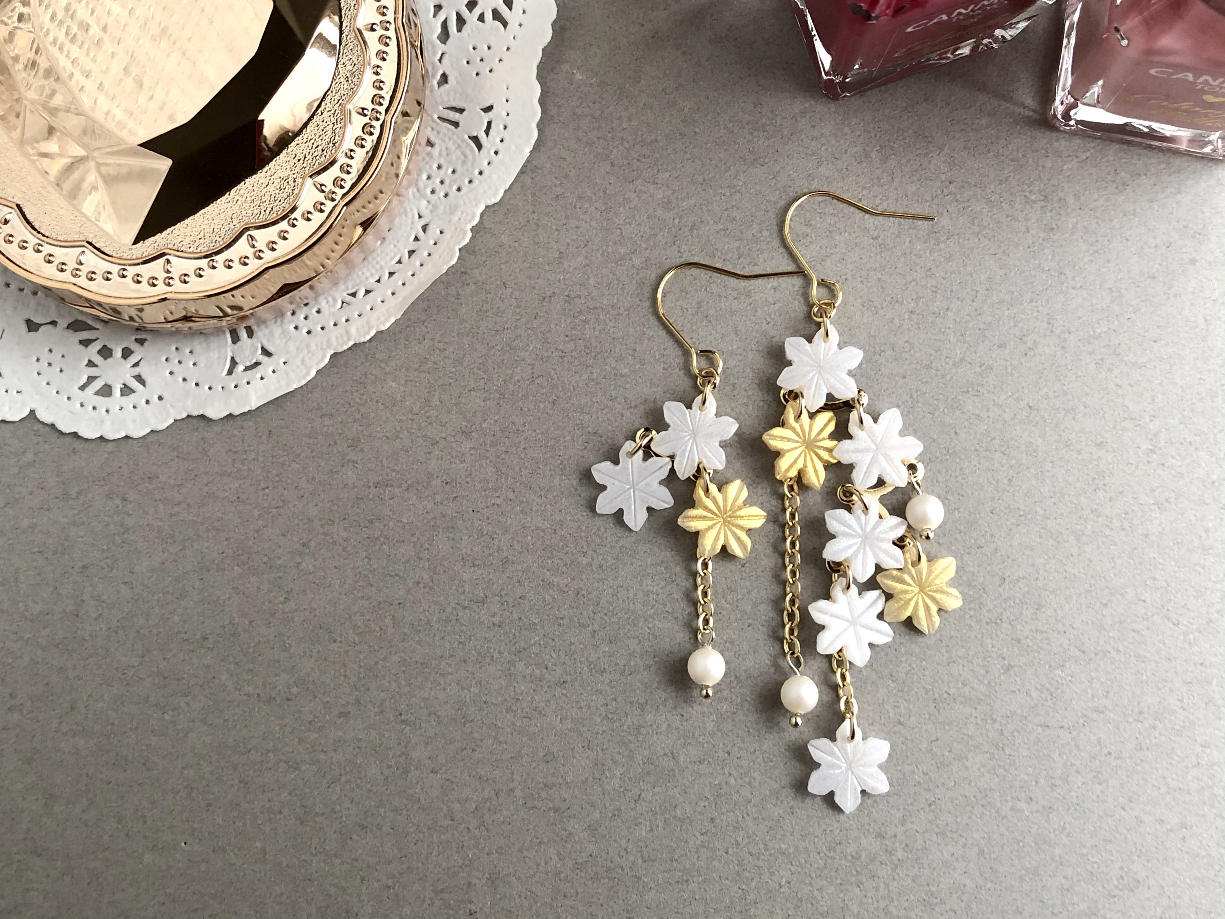 ハラハラ舞う雪の結晶 ピアスorイヤリング 金属アレルギー対応 スワロフスキーパール アシンメトリー ポリマークレイ Petit Love プチラブ