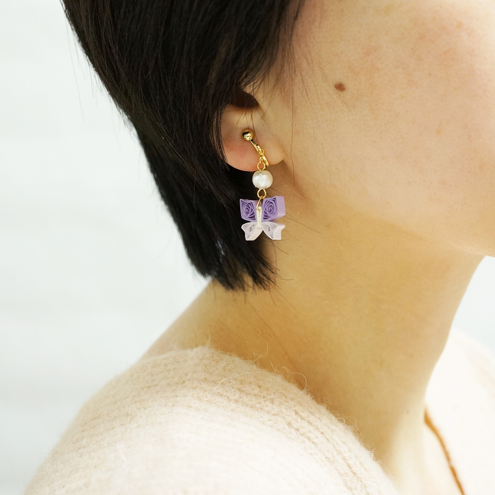 片耳0 4g 蝶々とコットンパールのイヤリング ピアス ラベンダー ペーパークイリングの軽いイヤリング 軽いピアス いろtoいろ いろといろ 痛くないのが特徴のカラフルで軽いピアスとイヤリングのお店