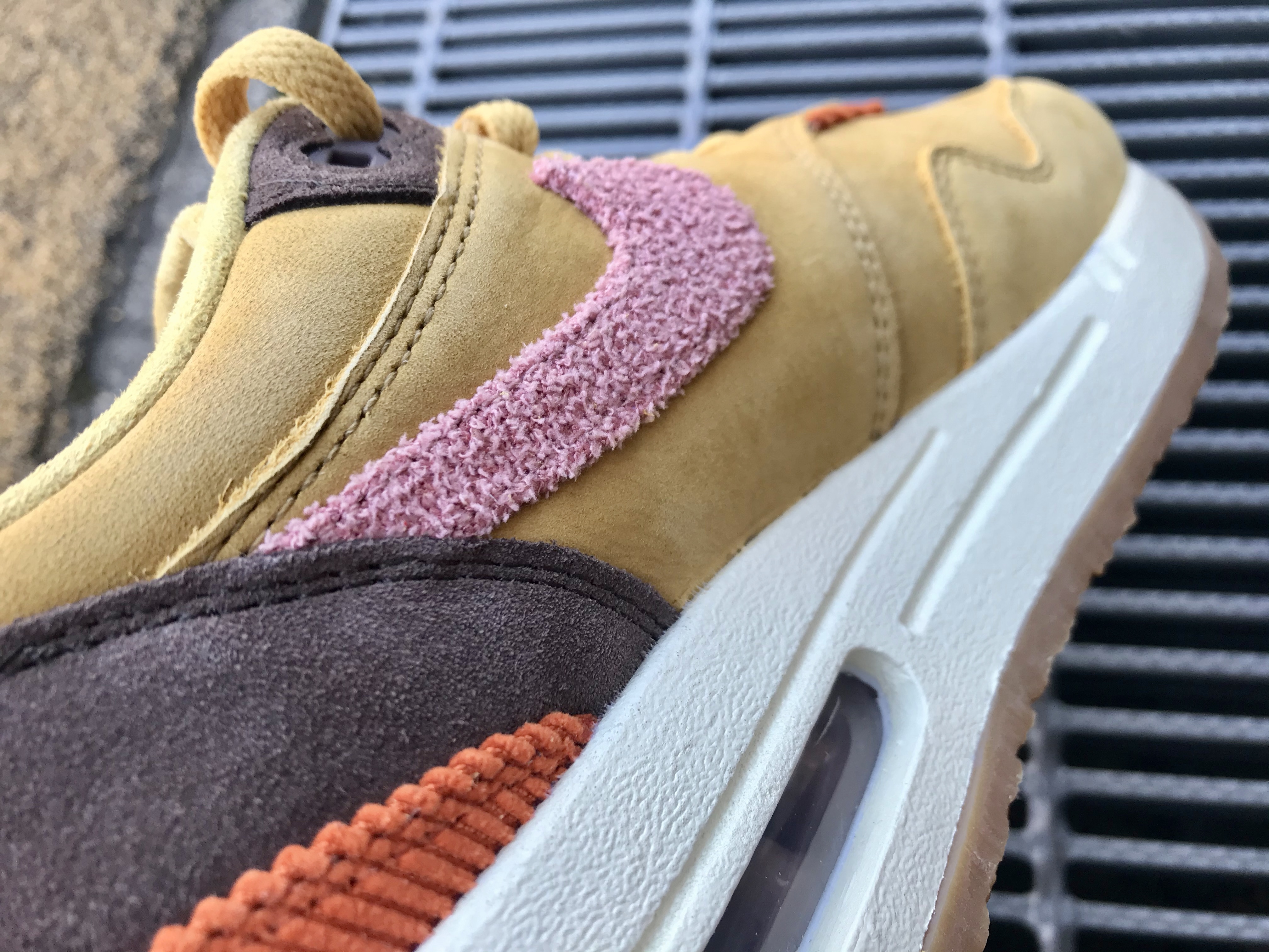 air max 1 wheat gold rust pink