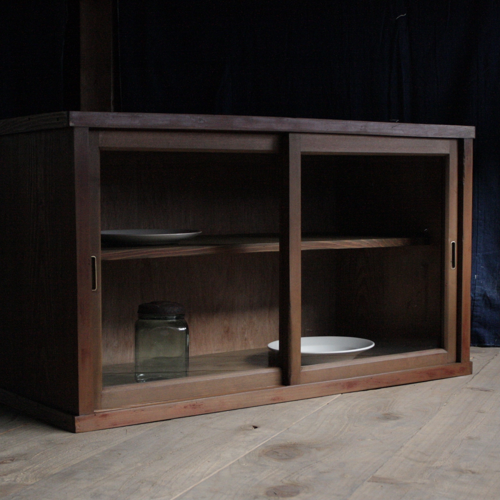 濃い色味のガラス戸棚《古家具 食器棚》 Rem 〜Remake Furniture〜