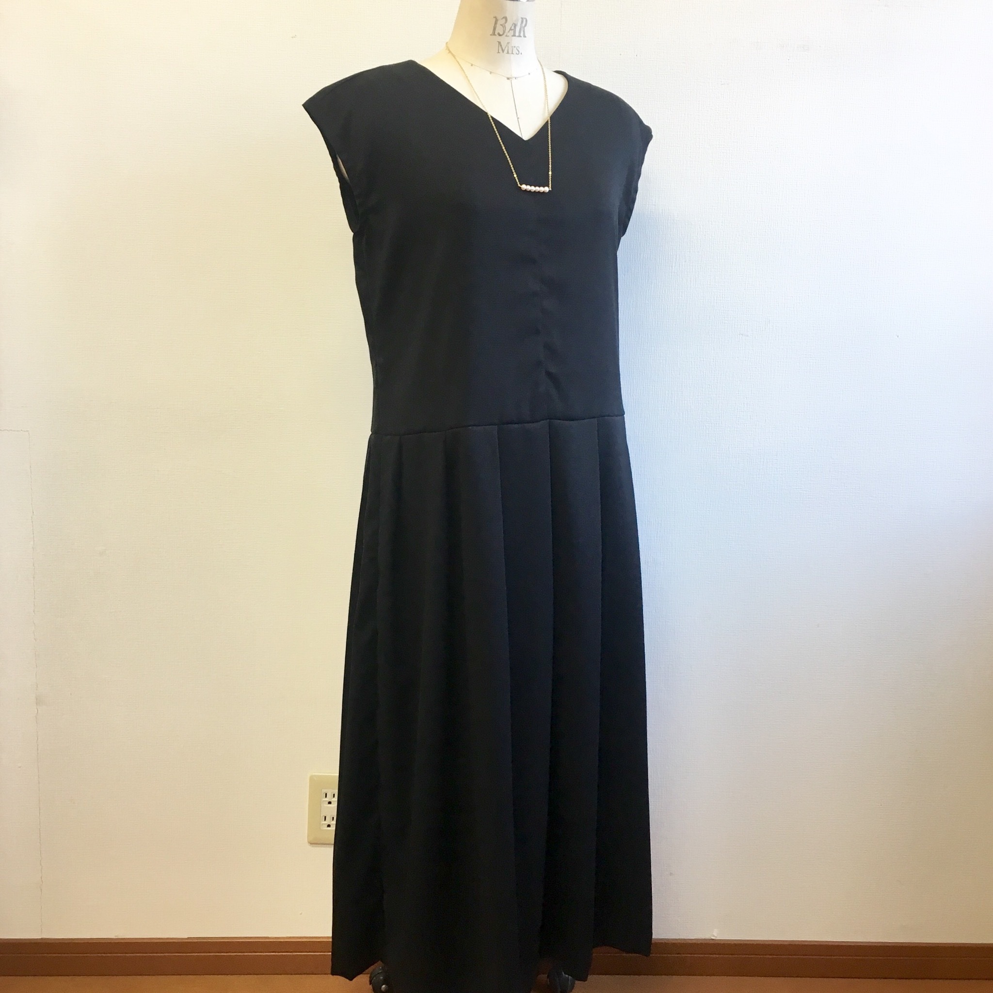 後ろのリボンが可愛い 後ろリボンのマキシ丈ワンピース 黒 サイズフリー M L Art Decoms Pipe