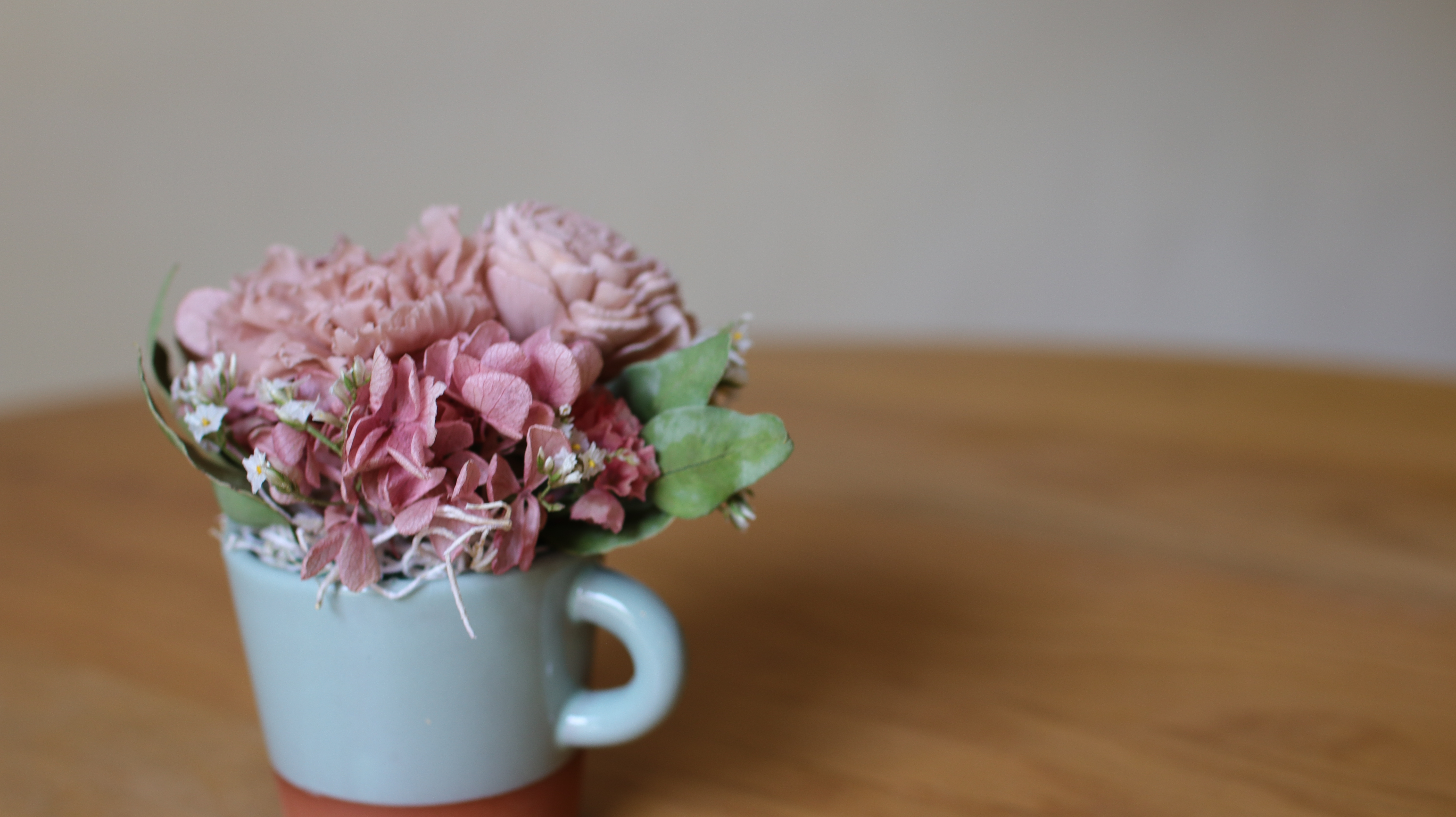 柔らかなピンク コーヒーとお花の贈り物 暮らしと珈琲 豊かな暮らしとコーヒーと 柔らかなピンク コーヒーとお花の贈り物 暮らしと珈琲 豊かな暮らしとコーヒーと