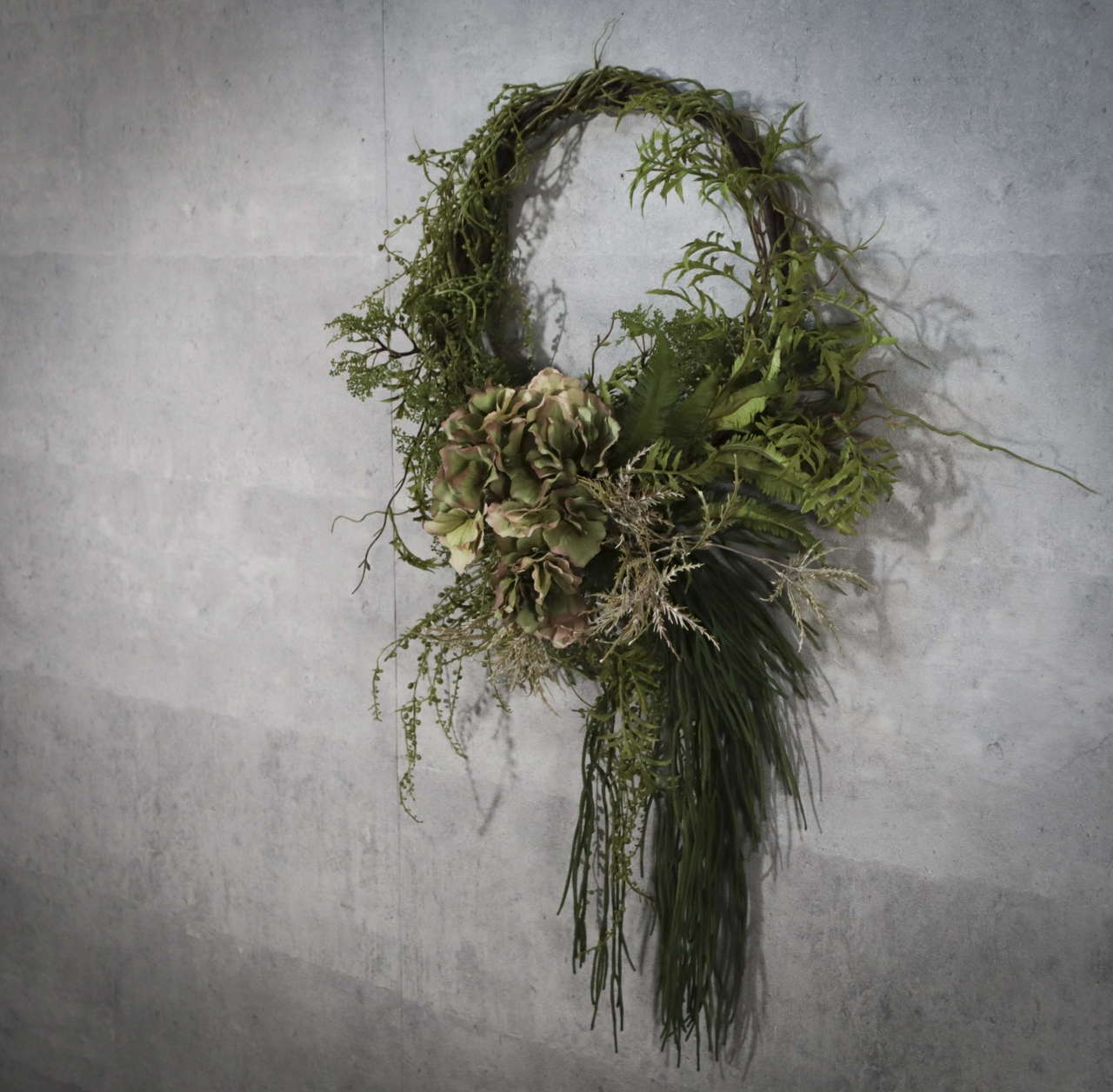 自然な枝の流れを活かすワイルドなグリーンリース Yokohamadisplaymuseum Arrangementline 自然な枝の流れを活かすワイルドなグリーンリース Yokohamadisplaymuseum Arrangementline