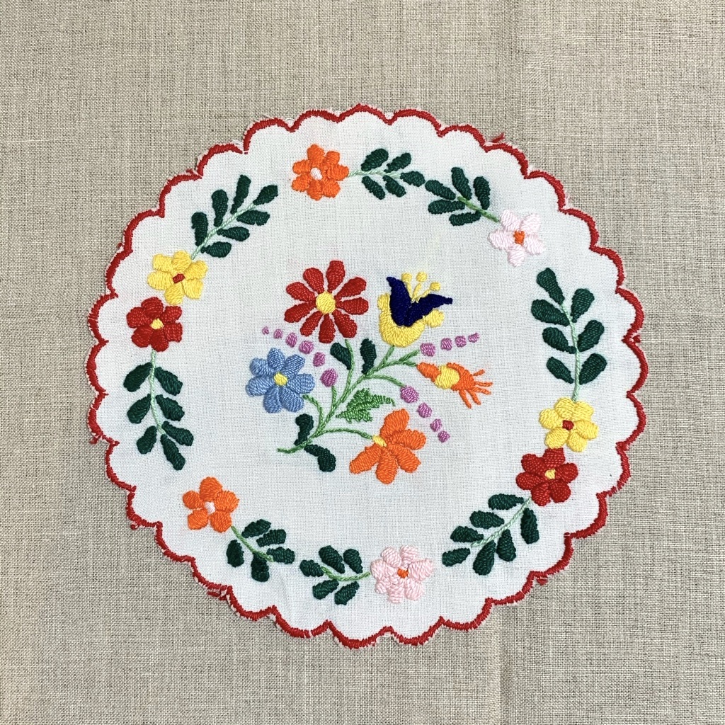 ガーベラとチューリップのカロチャ刺繍 Kolbenova