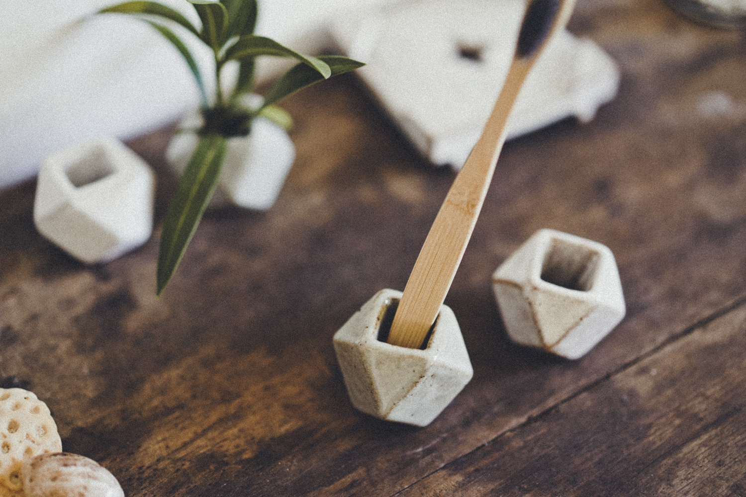 陶器の歯ブラシホルダー ２個セット ホワイト アッシュグレー 幾何学 Ceramic Toothbrush Holder White Ash Grey 2 Pieces Set Hotori Memento ホトリ メメント